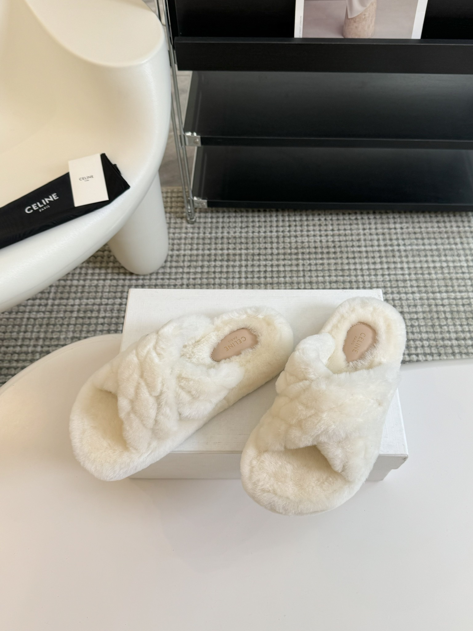 CELINE/塞琳 s𝐧𝐞𝐰秋冬新品夹脚厚底毛毛拖鞋💗这一季的赛琳又让我重新爱了它一次！这季节美鞋太多这