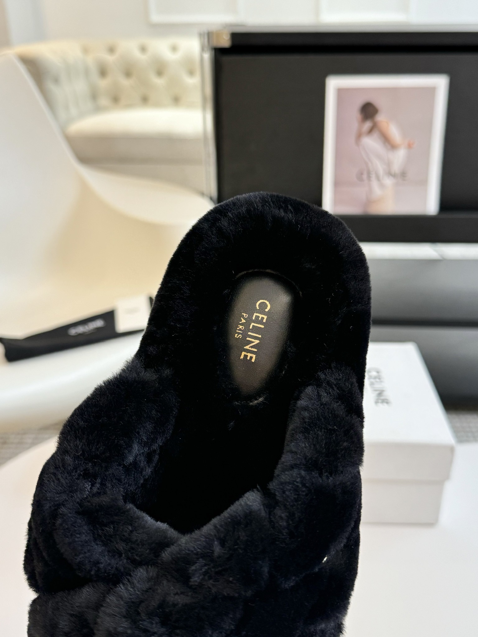 CELINE/塞琳 s𝐧𝐞𝐰秋冬新品夹脚厚底毛毛拖鞋💗这一季的赛琳又让我重新爱了它一次！这季节美鞋太多这