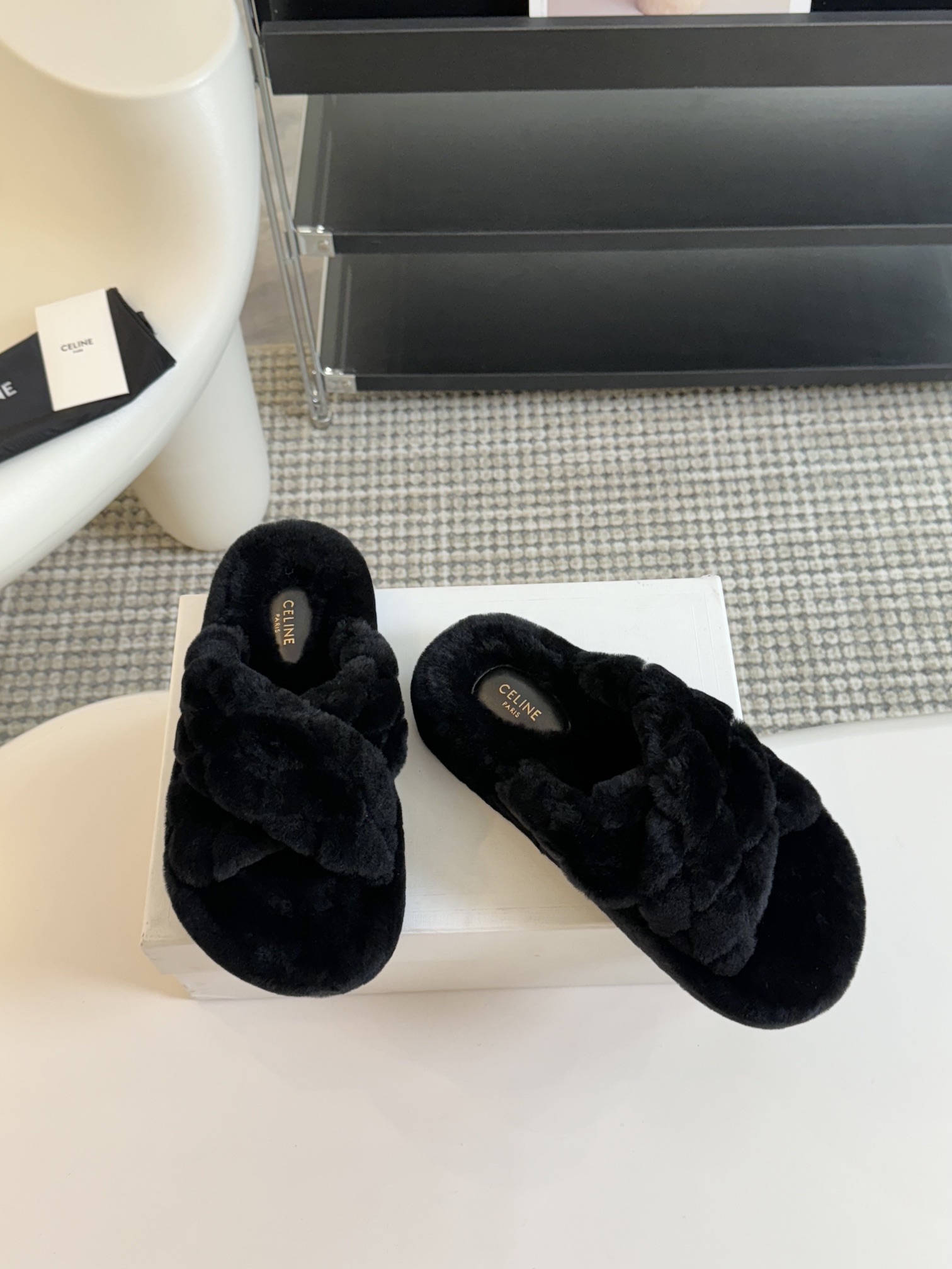 CELINE/塞琳 s𝐧𝐞𝐰秋冬新品夹脚厚底毛毛拖鞋💗这一季的赛琳又让我重新爱了它一次！这季节美鞋太多这