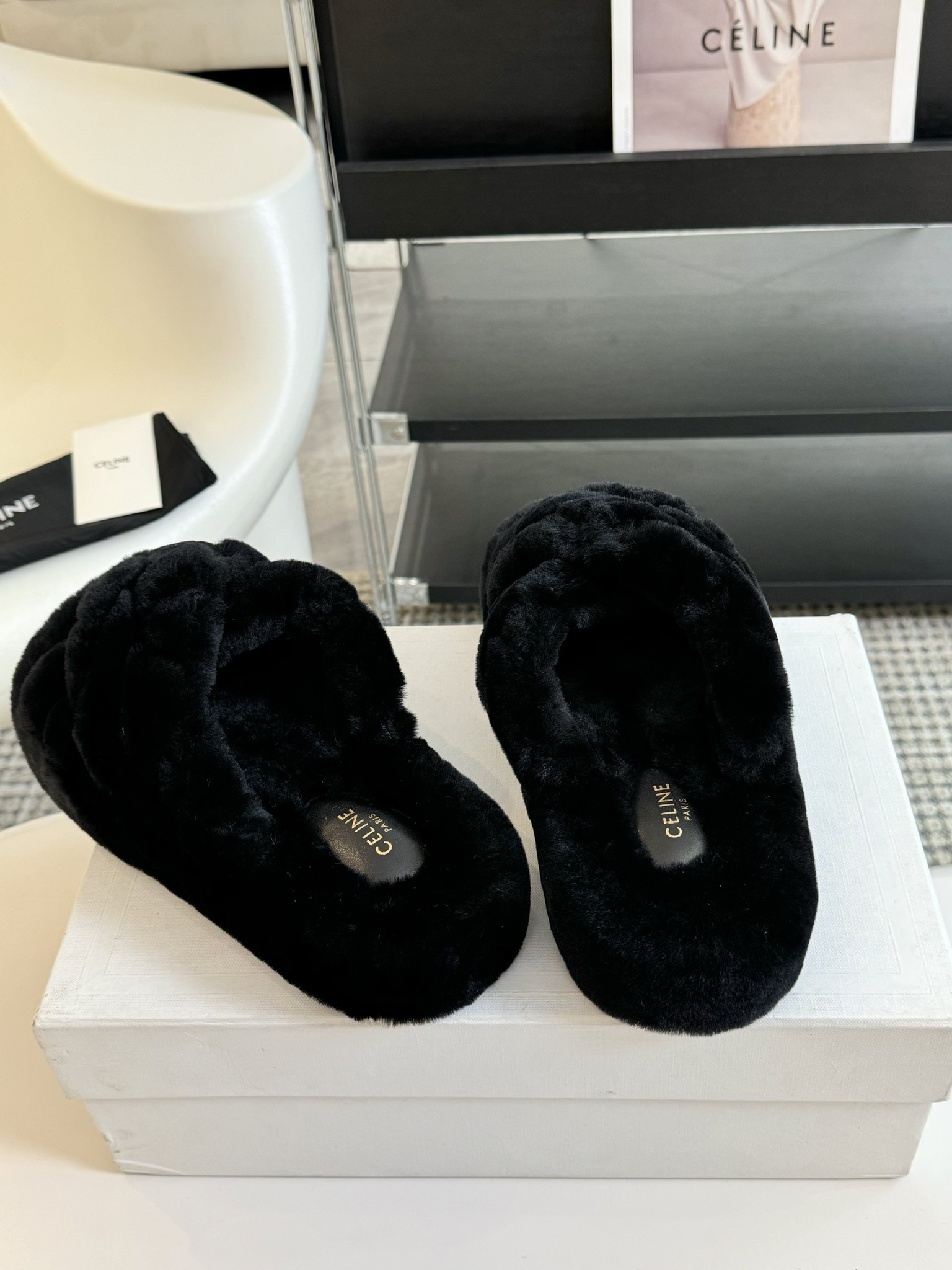 CELINE/塞琳 s𝐧𝐞𝐰秋冬新品夹脚厚底毛毛拖鞋💗这一季的赛琳又让我重新爱了它一次！这季节美鞋太多这