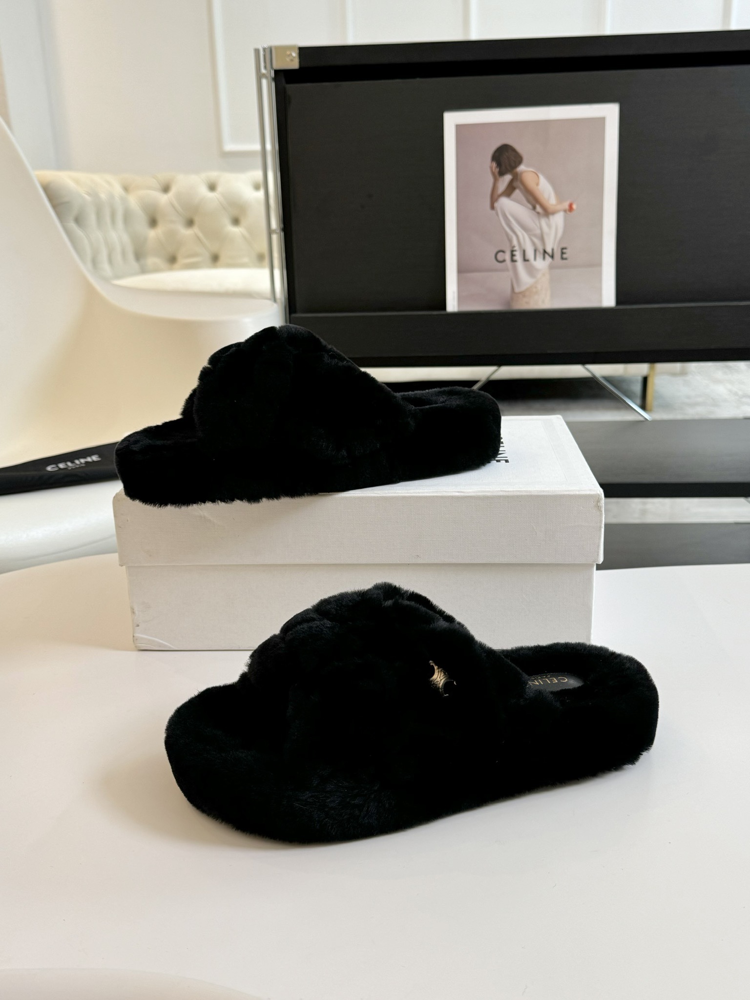 CELINE/塞琳 s𝐧𝐞𝐰秋冬新品夹脚厚底毛毛拖鞋💗这一季的赛琳又让我重新爱了它一次！这季节美鞋太多这