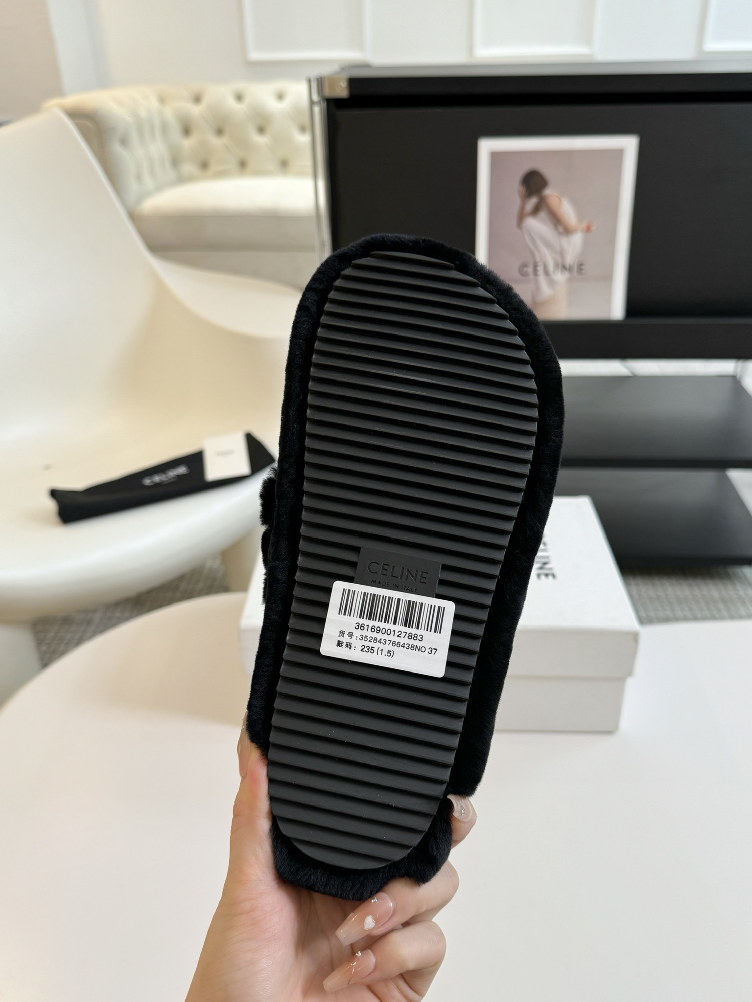 CELINE/塞琳 s𝐧𝐞𝐰秋冬新品夹脚厚底毛毛拖鞋💗这一季的赛琳又让我重新爱了它一次！这季节美鞋太多这