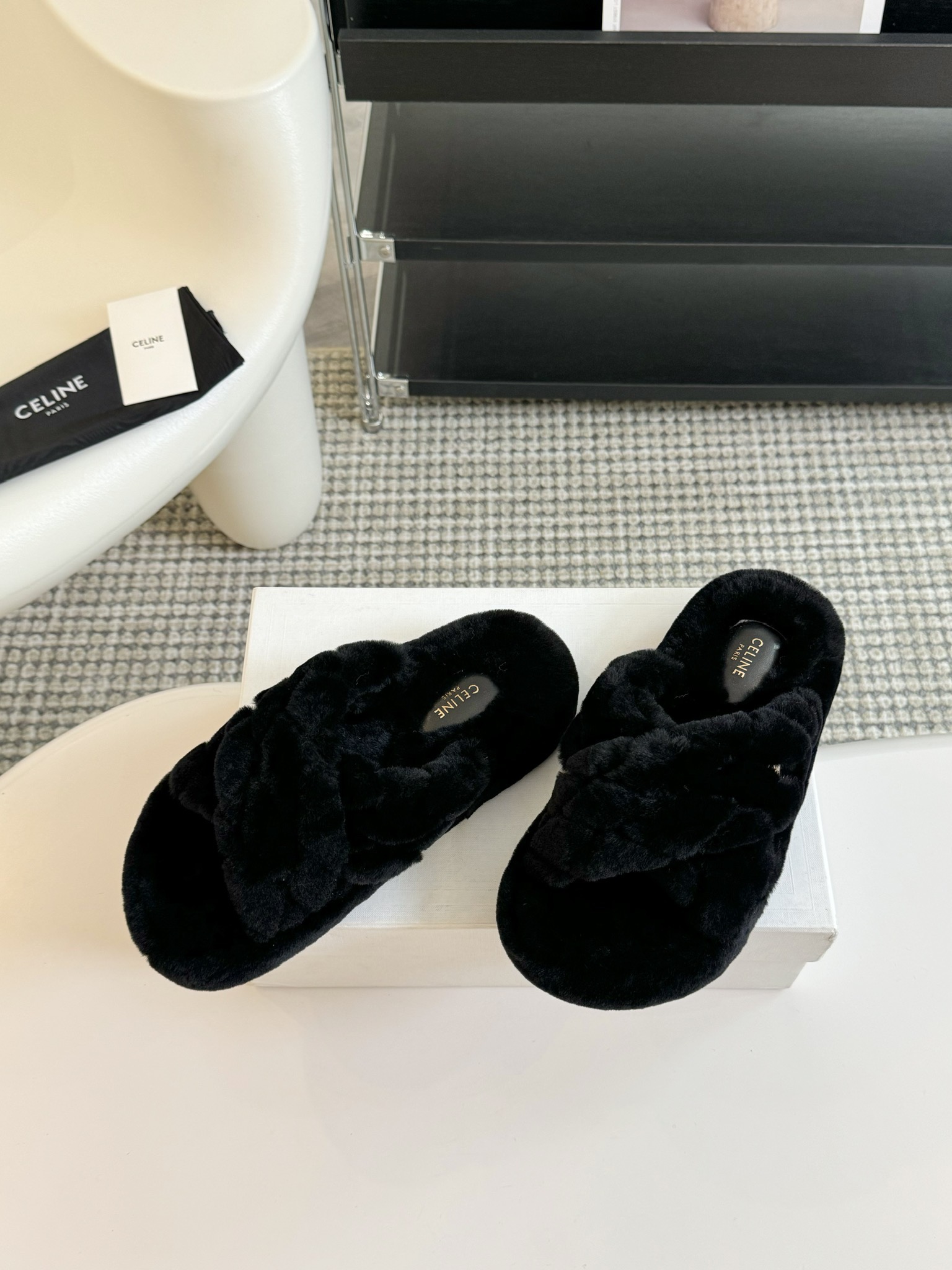 CELINE/塞琳 s𝐧𝐞𝐰秋冬新品夹脚厚底毛毛拖鞋💗这一季的赛琳又让我重新爱了它一次！这季节美鞋太多这