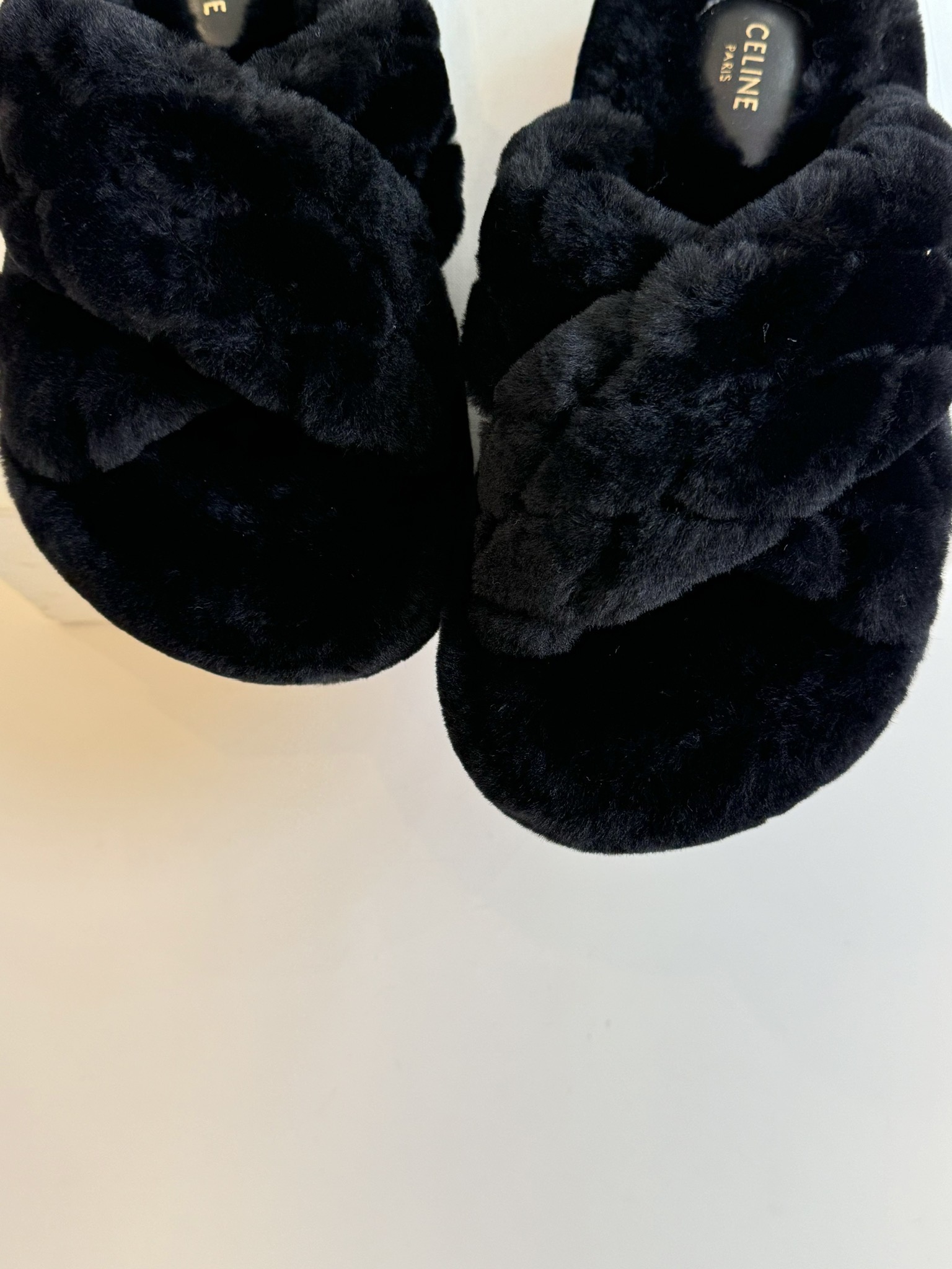CELINE/塞琳 s𝐧𝐞𝐰秋冬新品夹脚厚底毛毛拖鞋💗这一季的赛琳又让我重新爱了它一次！这季节美鞋太多这