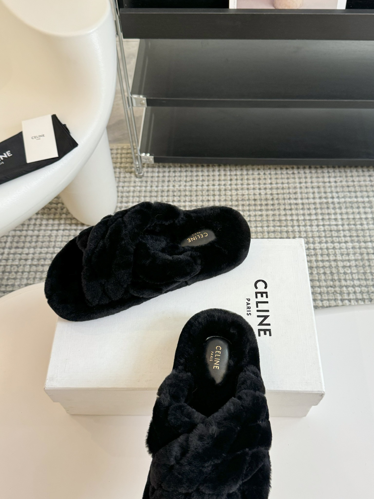 CELINE/塞琳 s𝐧𝐞𝐰秋冬新品夹脚厚底毛毛拖鞋💗这一季的赛琳又让我重新爱了它一次！这季节美鞋太多这