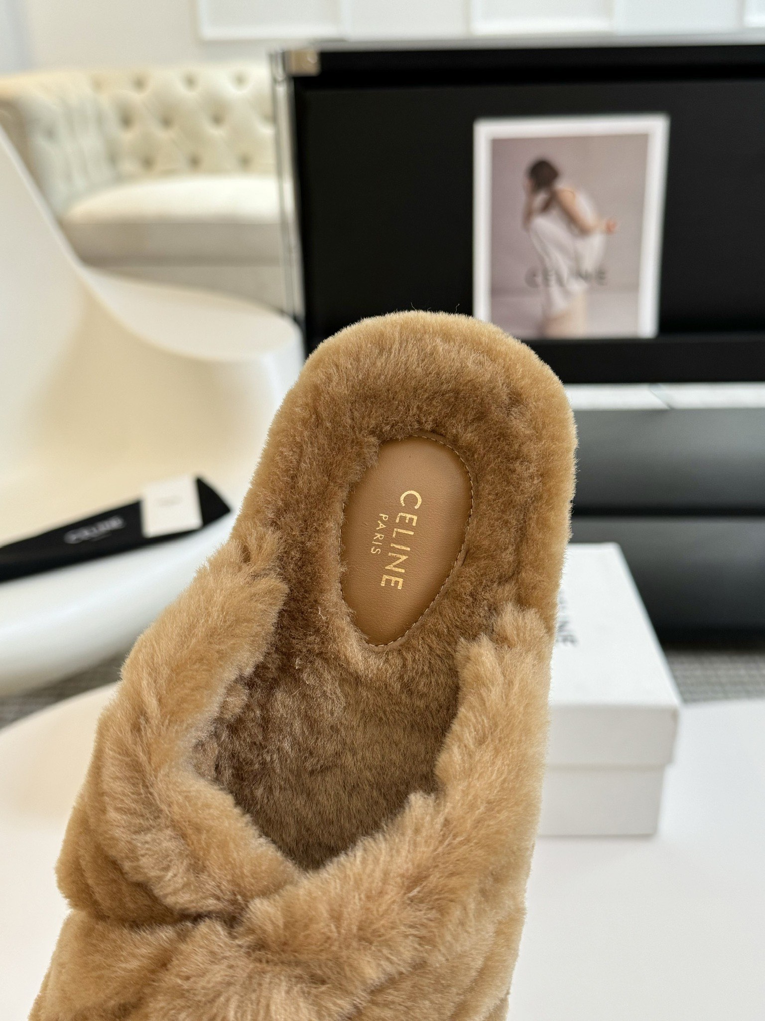 CELINE/塞琳 s𝐧𝐞𝐰秋冬新品夹脚厚底毛毛拖鞋💗这一季的赛琳又让我重新爱了它一次！这季节美鞋太多这