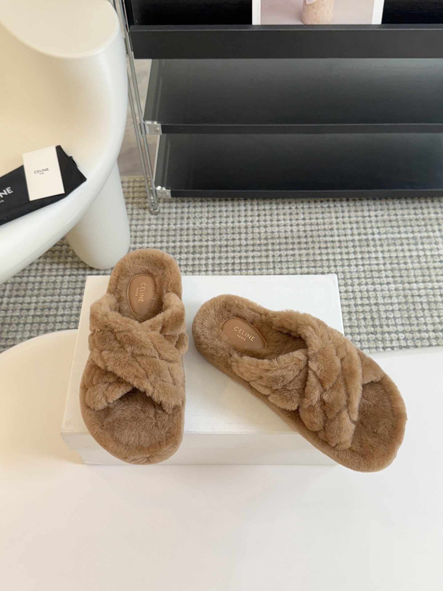 CELINE/塞琳 s𝐧𝐞𝐰秋冬新品夹脚厚底毛毛拖鞋💗这一季的赛琳又让我重新爱了它一次！这季节美鞋太多这