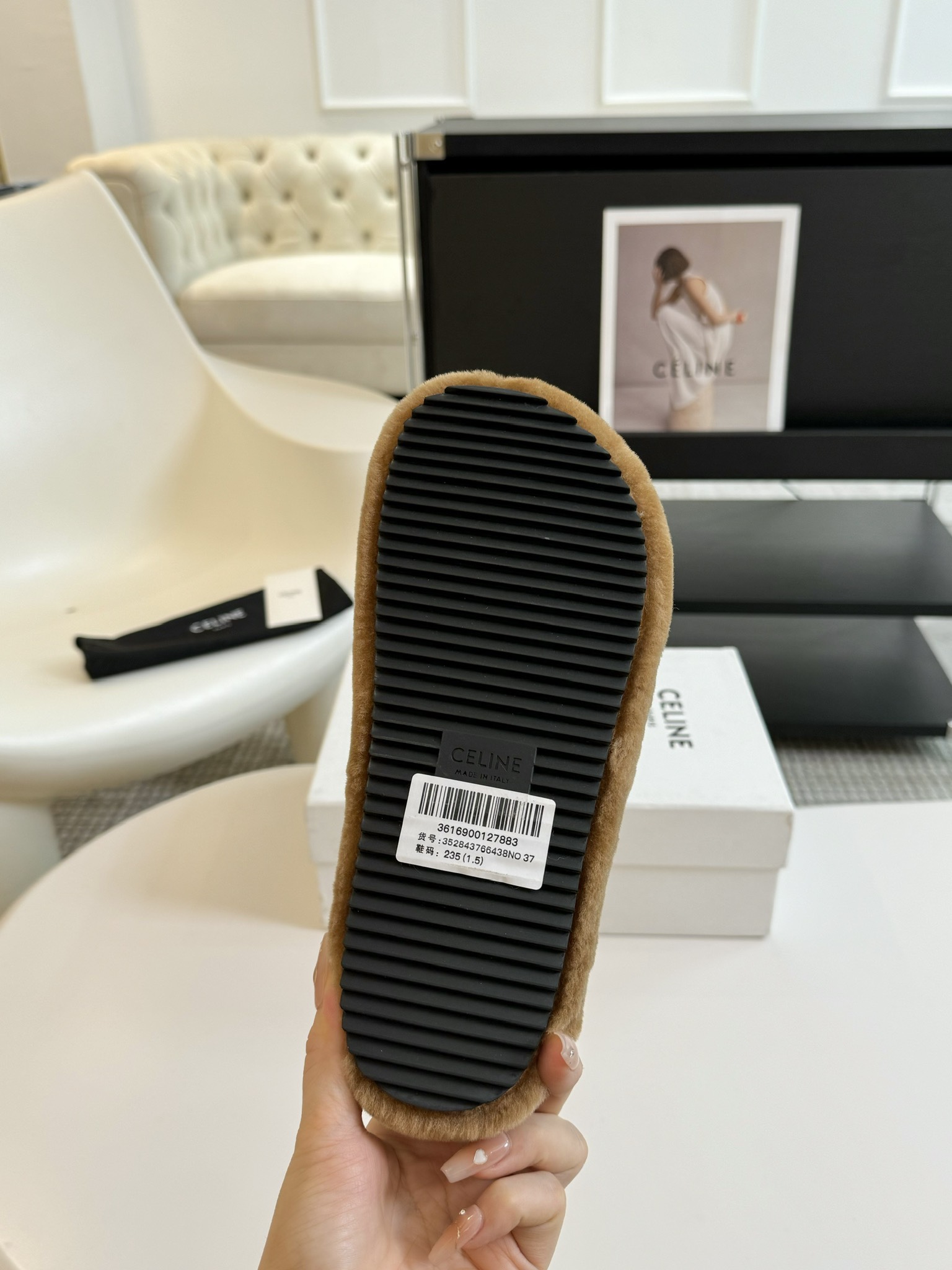 CELINE/塞琳 s𝐧𝐞𝐰秋冬新品夹脚厚底毛毛拖鞋💗这一季的赛琳又让我重新爱了它一次！这季节美鞋太多这