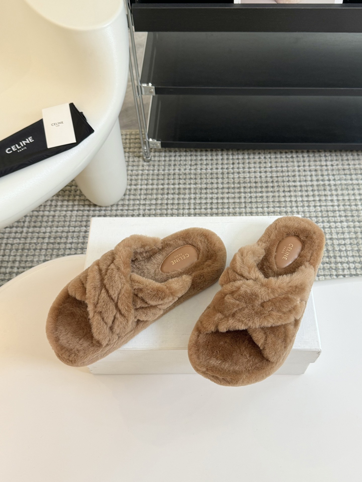 CELINE/塞琳 s𝐧𝐞𝐰秋冬新品夹脚厚底毛毛拖鞋💗这一季的赛琳又让我重新爱了它一次！这季节美鞋太多这