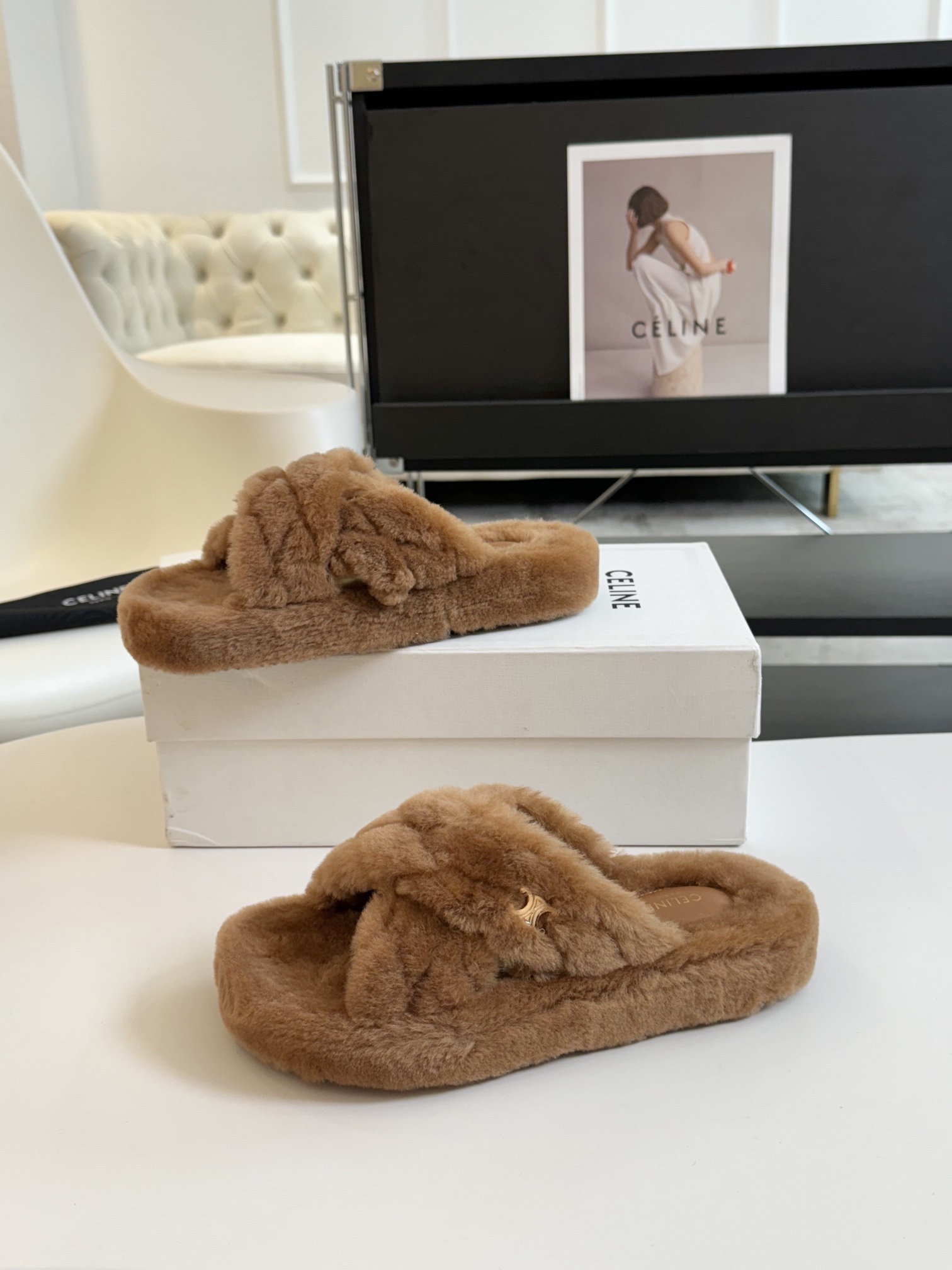 CELINE/塞琳 s𝐧𝐞𝐰秋冬新品夹脚厚底毛毛拖鞋💗这一季的赛琳又让我重新爱了它一次！这季节美鞋太多这