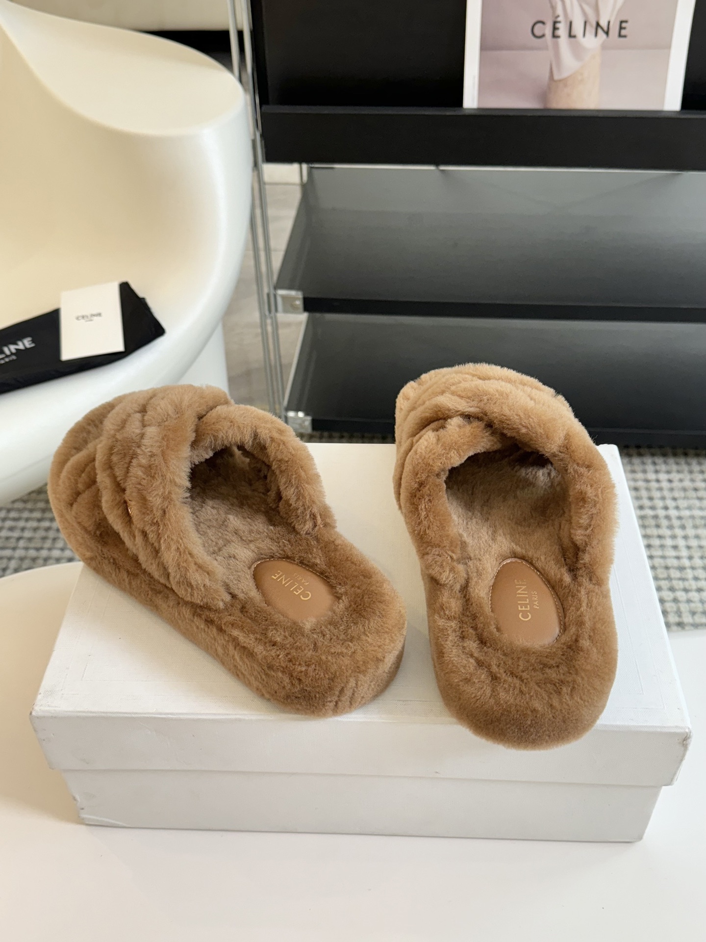 CELINE/塞琳 s𝐧𝐞𝐰秋冬新品夹脚厚底毛毛拖鞋💗这一季的赛琳又让我重新爱了它一次！这季节美鞋太多这