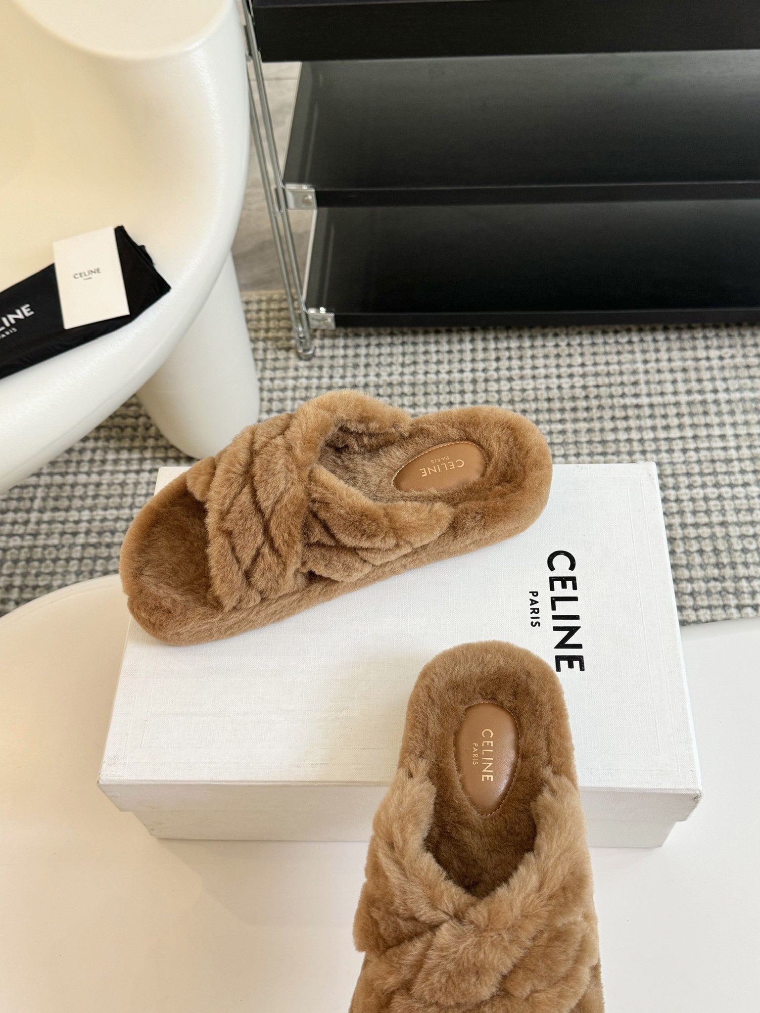 CELINE/塞琳 s𝐧𝐞𝐰秋冬新品夹脚厚底毛毛拖鞋💗这一季的赛琳又让我重新爱了它一次！这季节美鞋太多这