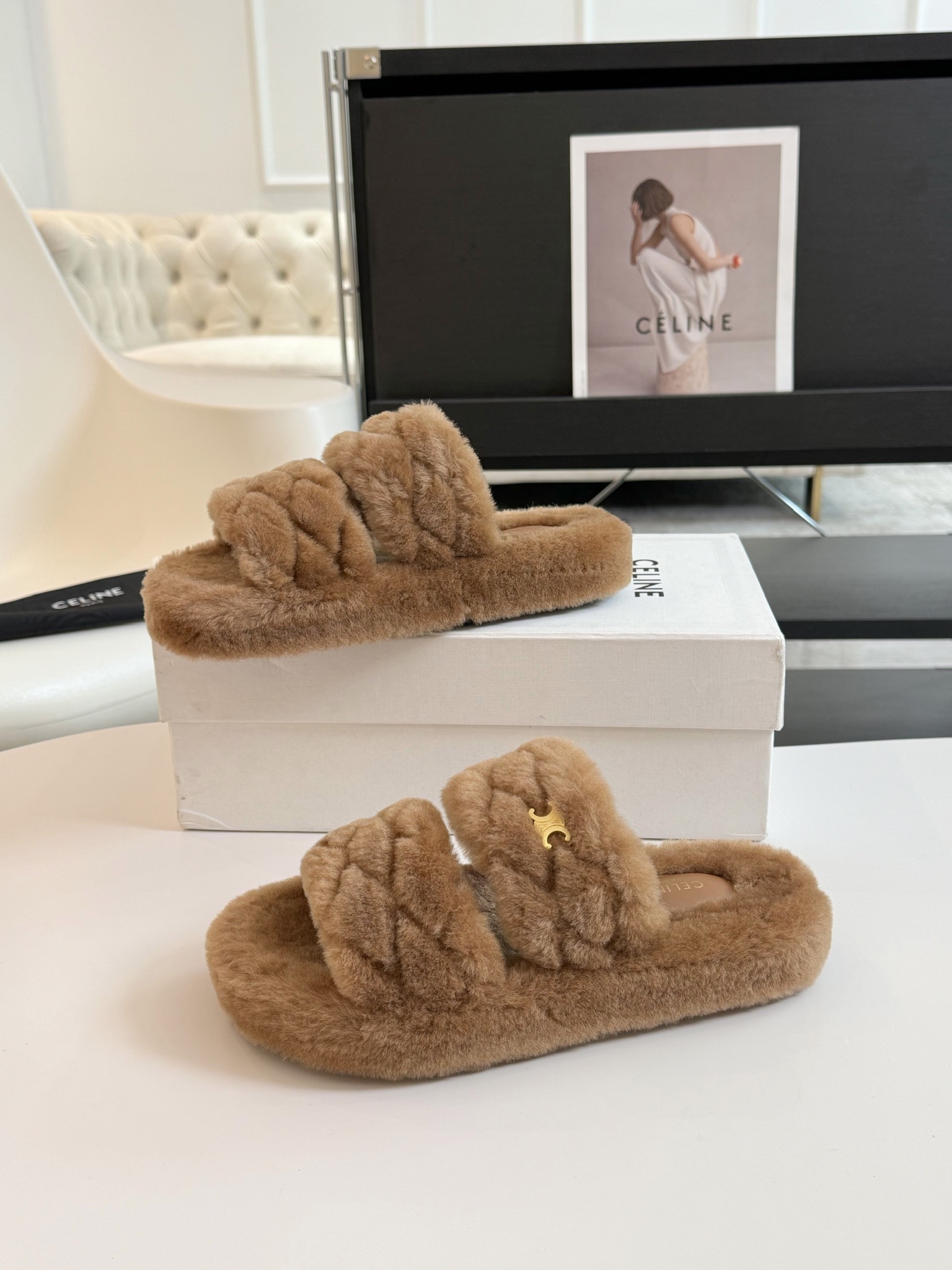 CELINE/塞琳 s𝐧𝐞𝐰秋冬新品夹脚厚底毛毛拖鞋💗这一季的赛琳又让我重新爱了它一次！这季节美鞋太多这
