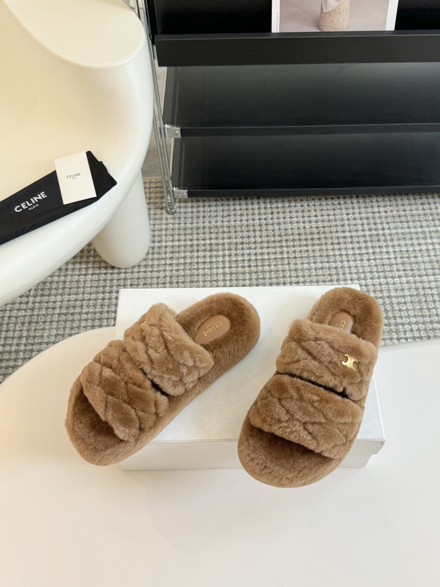 CELINE/塞琳 s𝐧𝐞𝐰秋冬新品夹脚厚底毛毛拖鞋💗这一季的赛琳又让我重新爱了它一次！这季节美鞋太多这