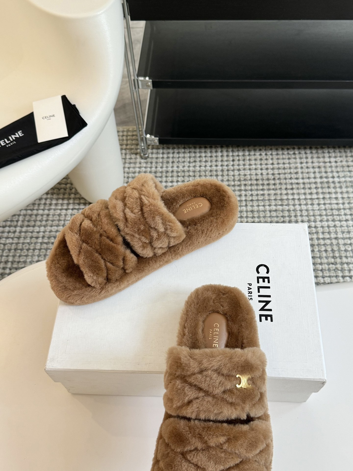 CELINE/塞琳 s𝐧𝐞𝐰秋冬新品夹脚厚底毛毛拖鞋💗这一季的赛琳又让我重新爱了它一次！这季节美鞋太多这