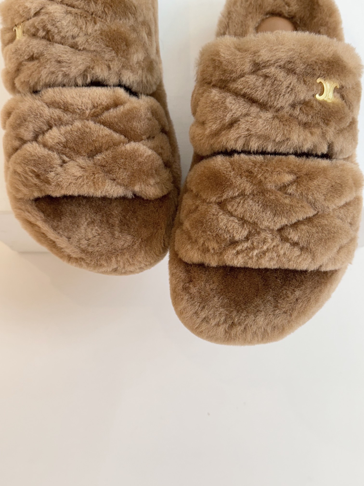 CELINE/塞琳 s𝐧𝐞𝐰秋冬新品夹脚厚底毛毛拖鞋💗这一季的赛琳又让我重新爱了它一次！这季节美鞋太多这