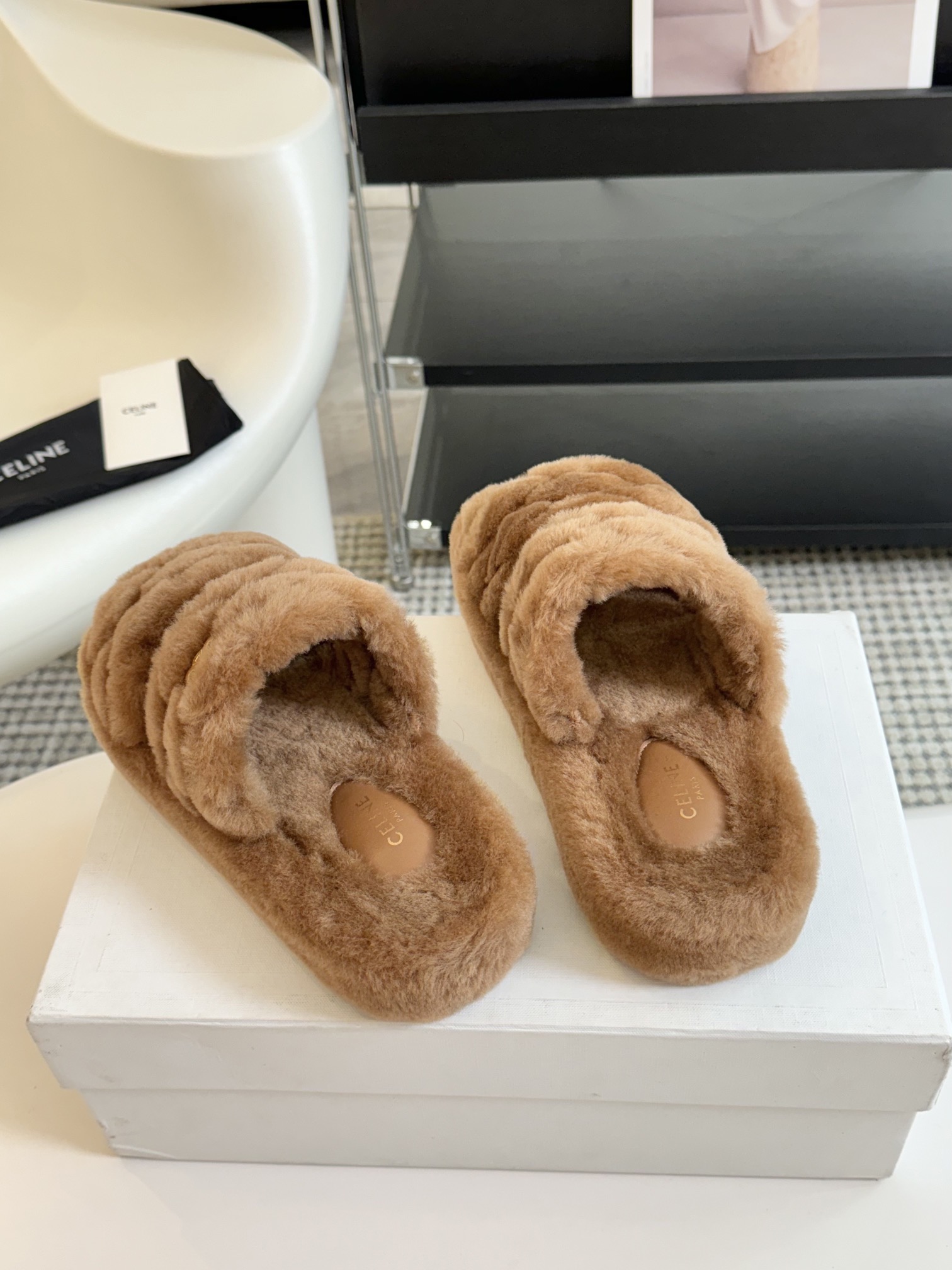 CELINE/塞琳 s𝐧𝐞𝐰秋冬新品夹脚厚底毛毛拖鞋💗这一季的赛琳又让我重新爱了它一次！这季节美鞋太多这