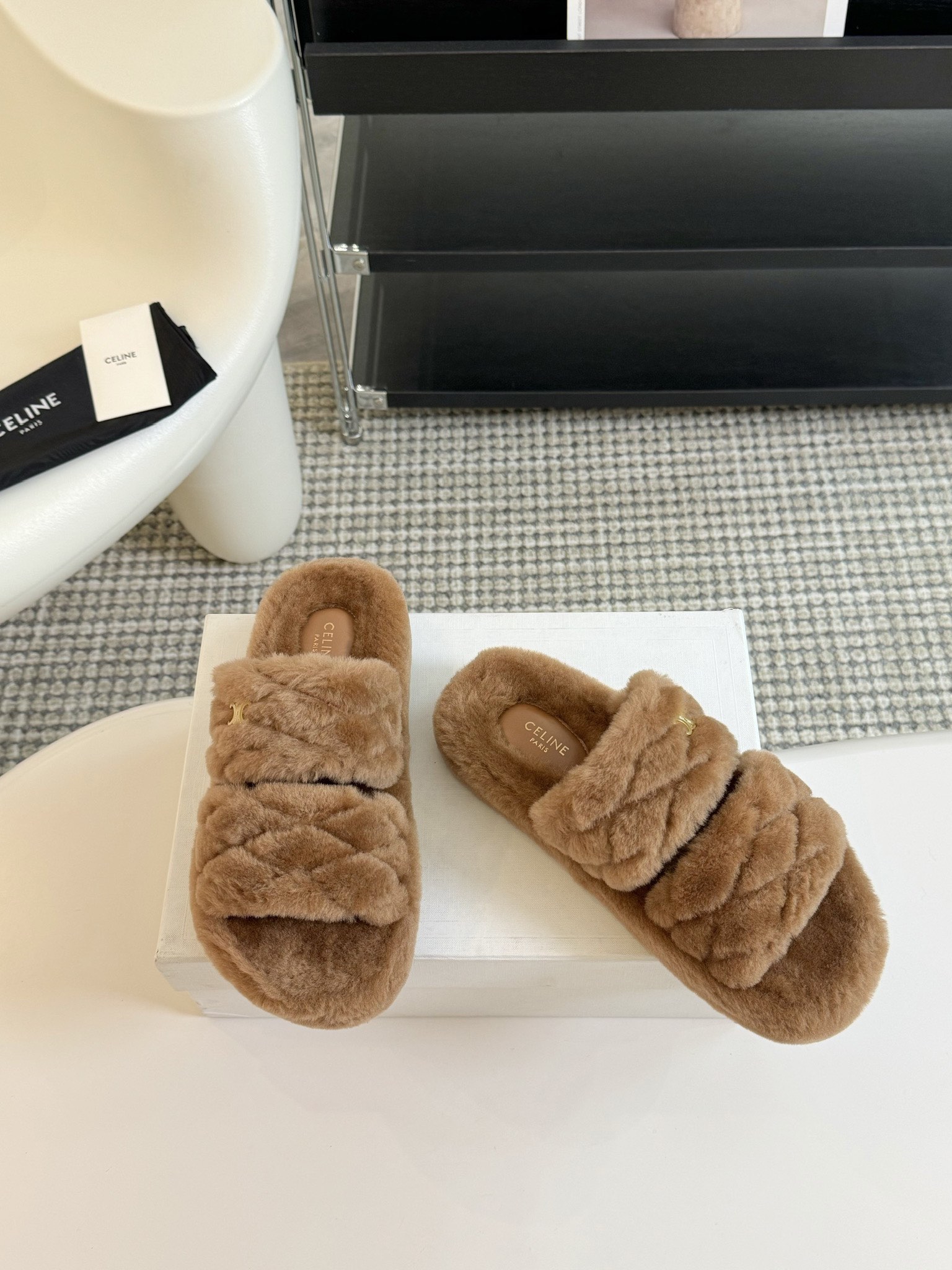 CELINE/塞琳 s𝐧𝐞𝐰秋冬新品夹脚厚底毛毛拖鞋💗这一季的赛琳又让我重新爱了它一次！这季节美鞋太多这