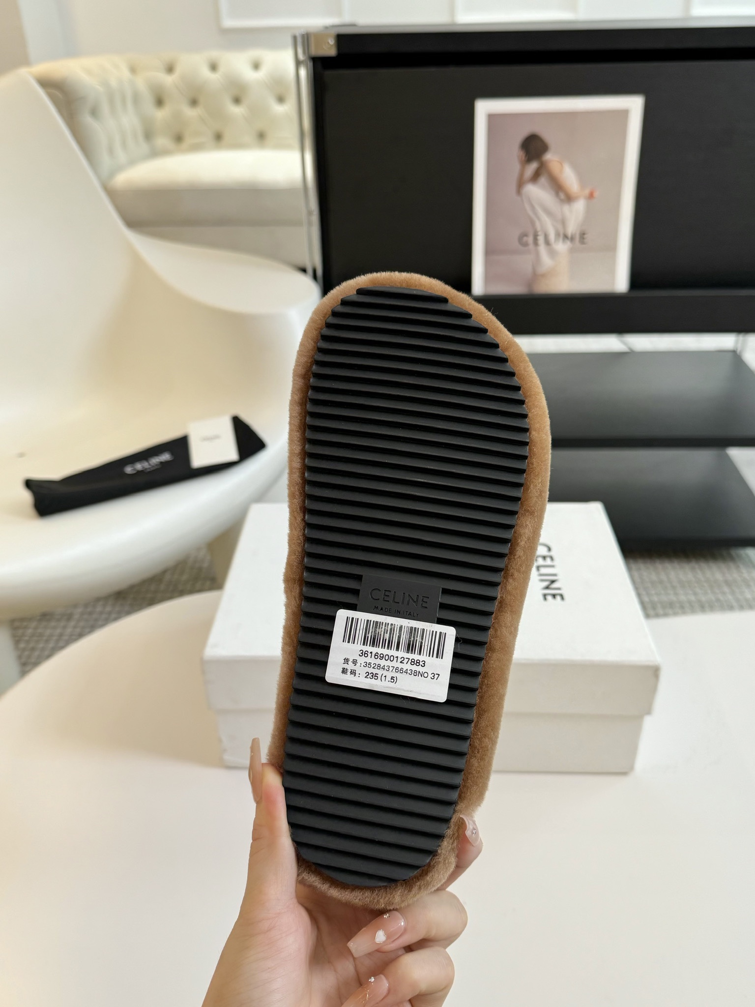 CELINE/塞琳 s𝐧𝐞𝐰秋冬新品夹脚厚底毛毛拖鞋💗这一季的赛琳又让我重新爱了它一次！这季节美鞋太多这