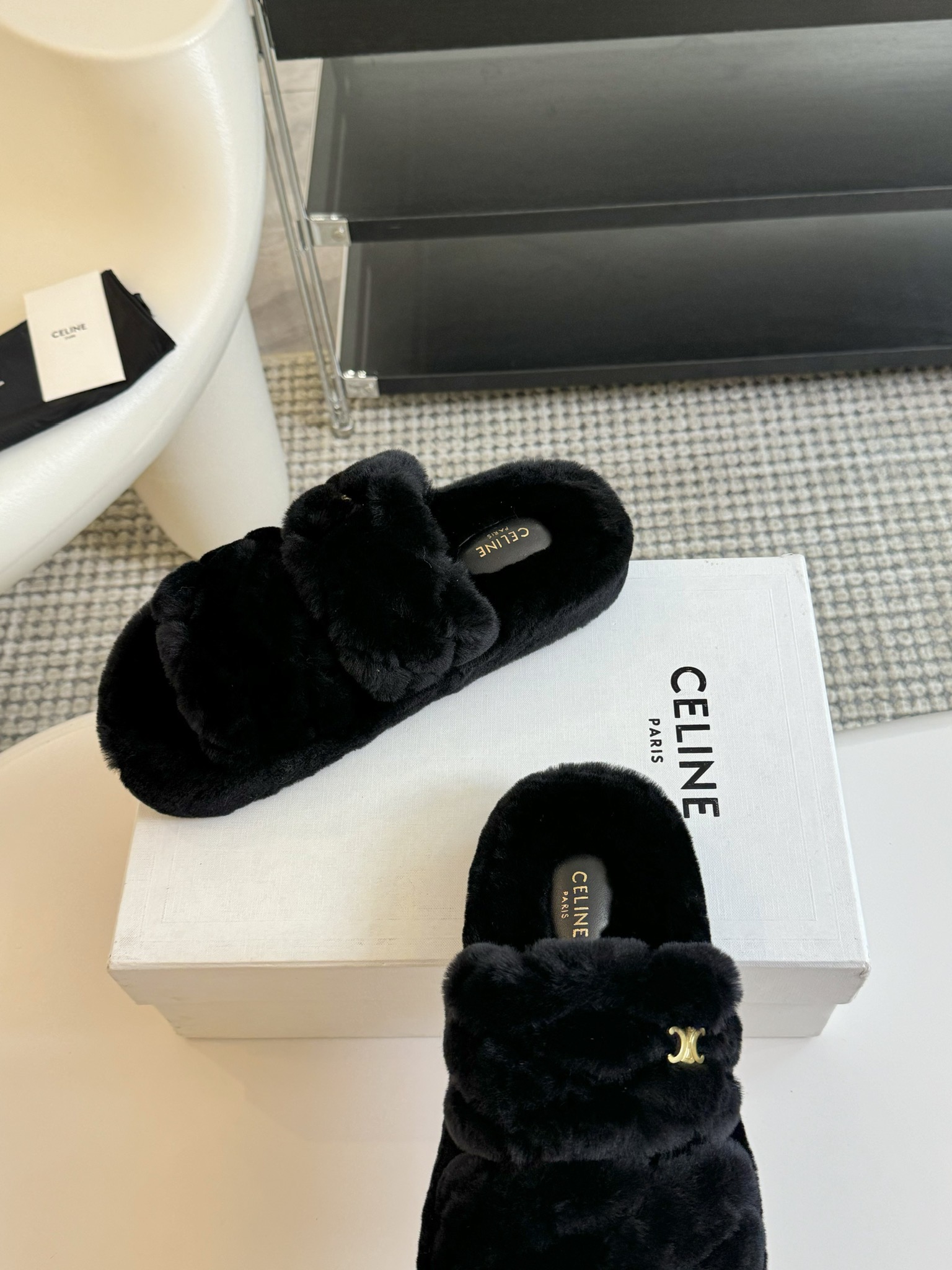 CELINE/塞琳 s𝐧𝐞𝐰秋冬新品夹脚厚底毛毛拖鞋💗这一季的赛琳又让我重新爱了它一次！这季节美鞋太多这