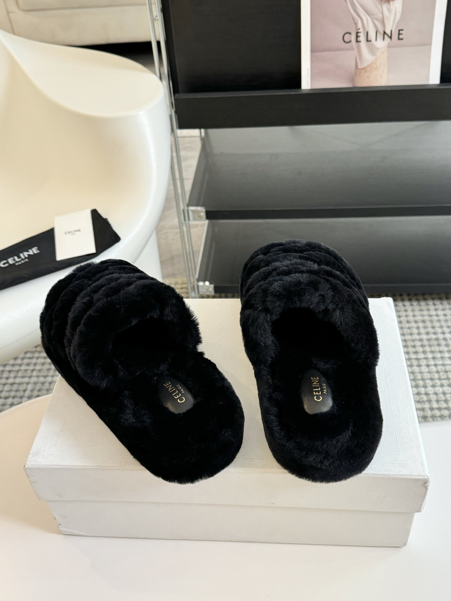 CELINE/塞琳 s𝐧𝐞𝐰秋冬新品夹脚厚底毛毛拖鞋💗这一季的赛琳又让我重新爱了它一次！这季节美鞋太多这
