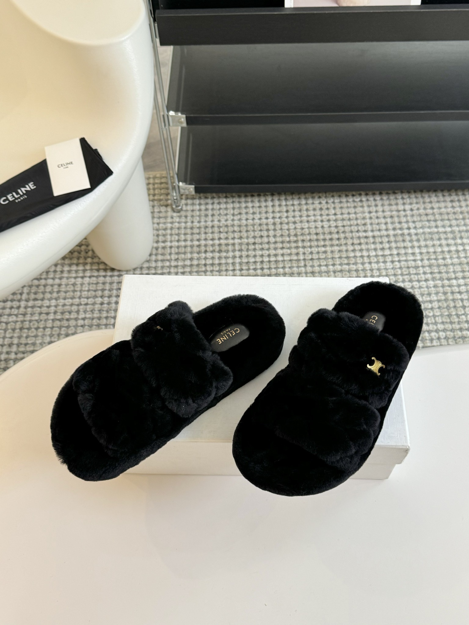 CELINE/塞琳 s𝐧𝐞𝐰秋冬新品夹脚厚底毛毛拖鞋💗这一季的赛琳又让我重新爱了它一次！这季节美鞋太多这