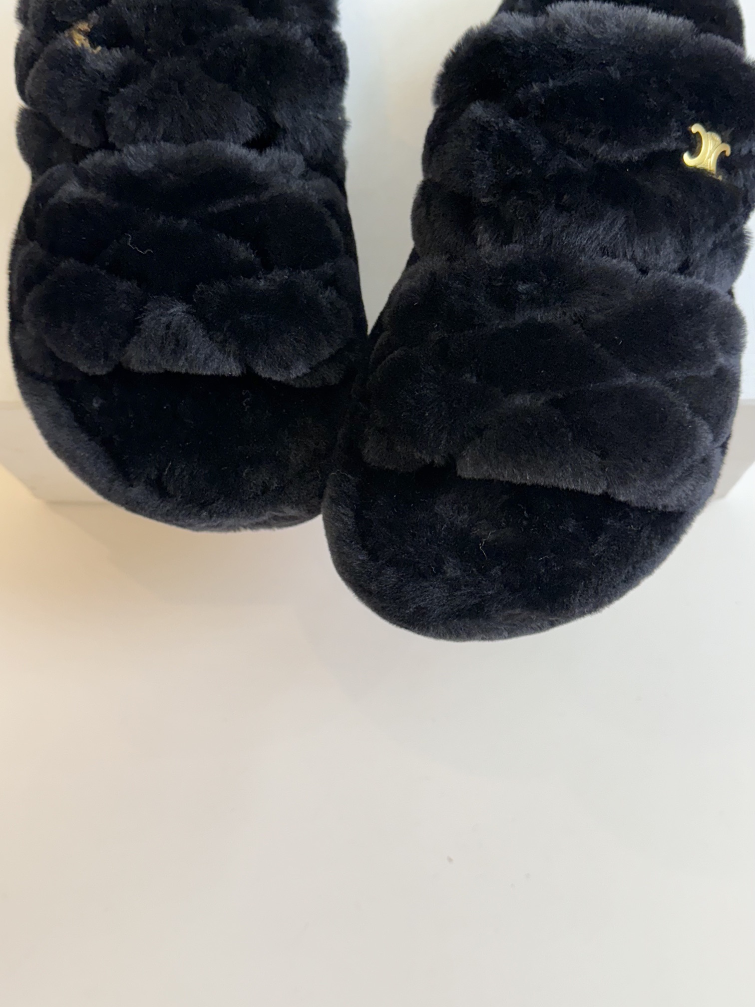 CELINE/塞琳 s𝐧𝐞𝐰秋冬新品夹脚厚底毛毛拖鞋💗这一季的赛琳又让我重新爱了它一次！这季节美鞋太多这