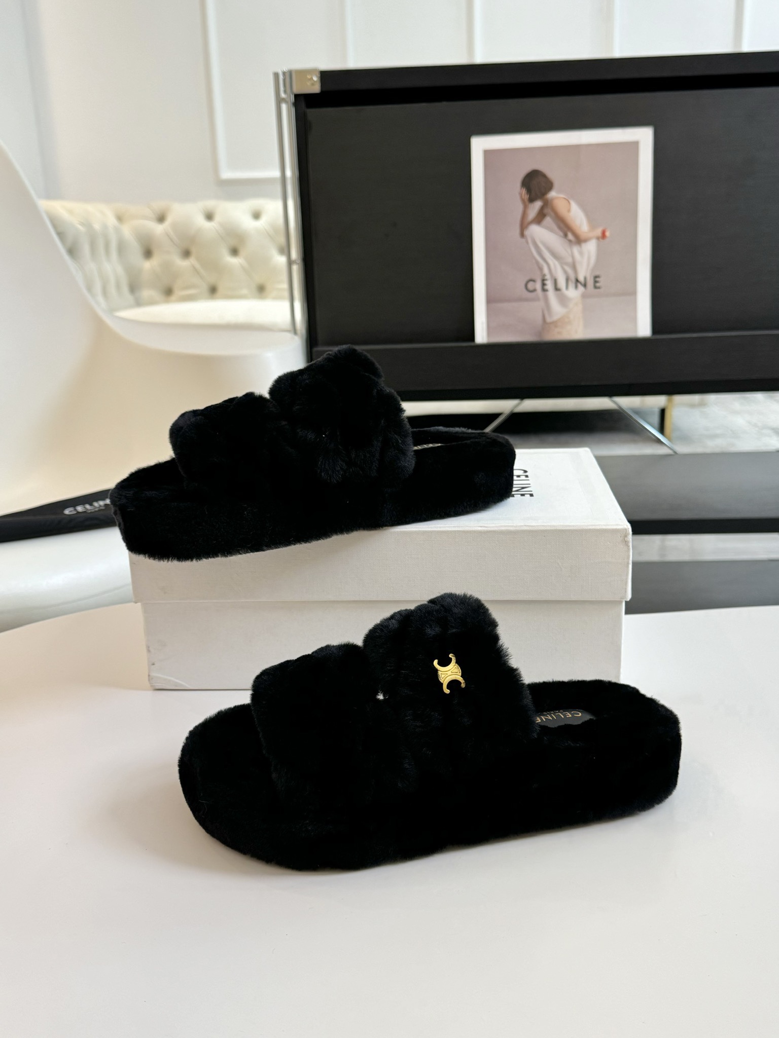 CELINE/塞琳 s𝐧𝐞𝐰秋冬新品夹脚厚底毛毛拖鞋💗这一季的赛琳又让我重新爱了它一次！这季节美鞋太多这