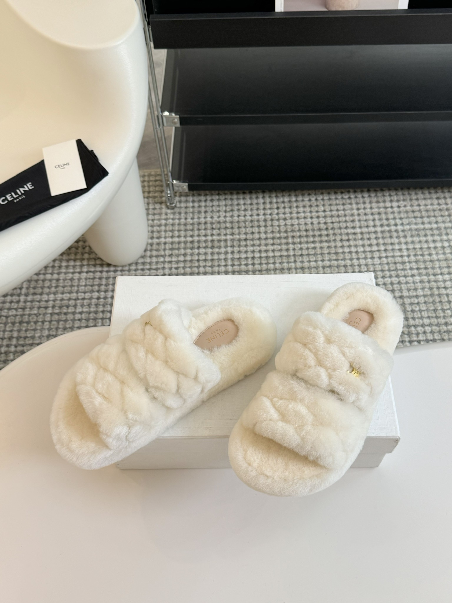 CELINE/塞琳 s𝐧𝐞𝐰秋冬新品夹脚厚底毛毛拖鞋💗这一季的赛琳又让我重新爱了它一次！这季节美鞋太多这