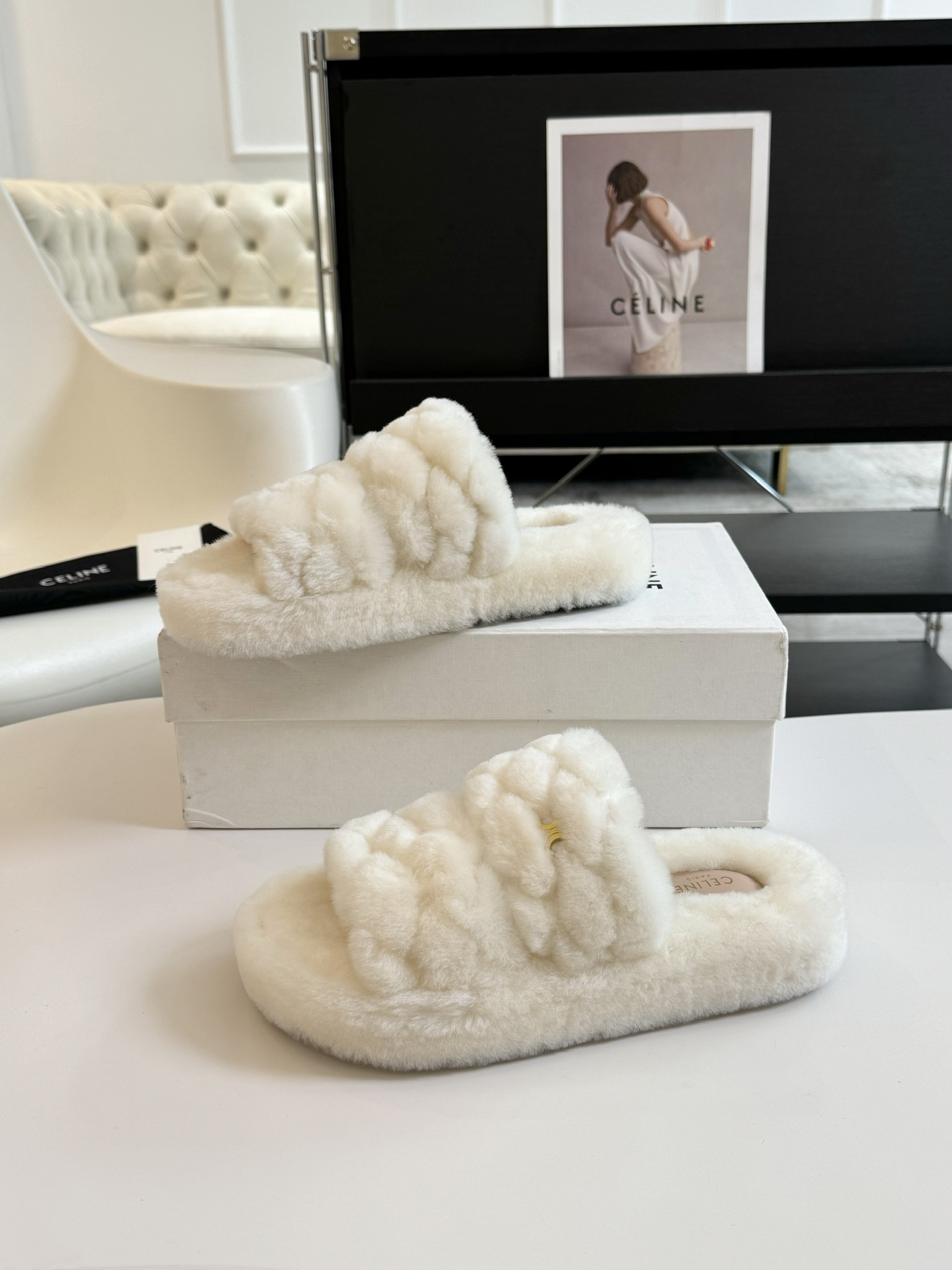 CELINE/塞琳 s𝐧𝐞𝐰秋冬新品夹脚厚底毛毛拖鞋💗这一季的赛琳又让我重新爱了它一次！这季节美鞋太多这