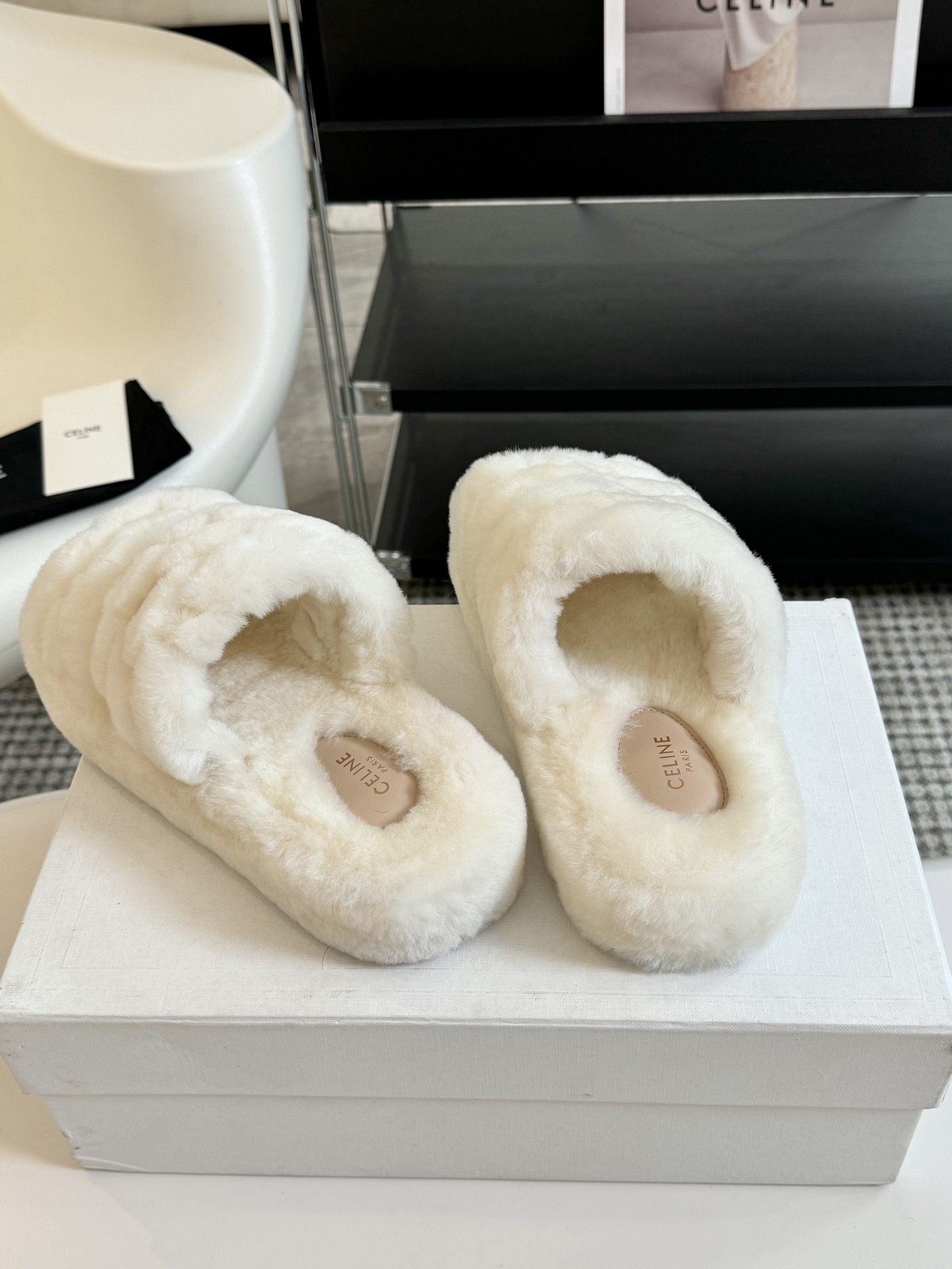 CELINE/塞琳 s𝐧𝐞𝐰秋冬新品夹脚厚底毛毛拖鞋💗这一季的赛琳又让我重新爱了它一次！这季节美鞋太多这