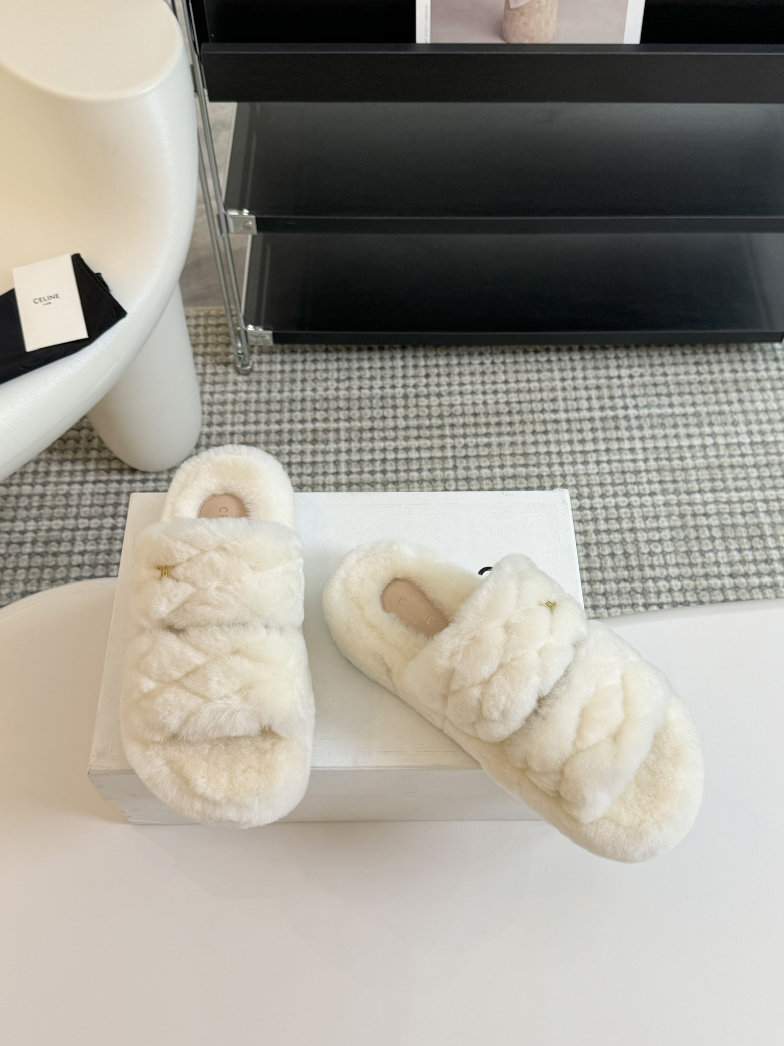 CELINE/塞琳 s𝐧𝐞𝐰秋冬新品夹脚厚底毛毛拖鞋💗这一季的赛琳又让我重新爱了它一次！这季节美鞋太多这