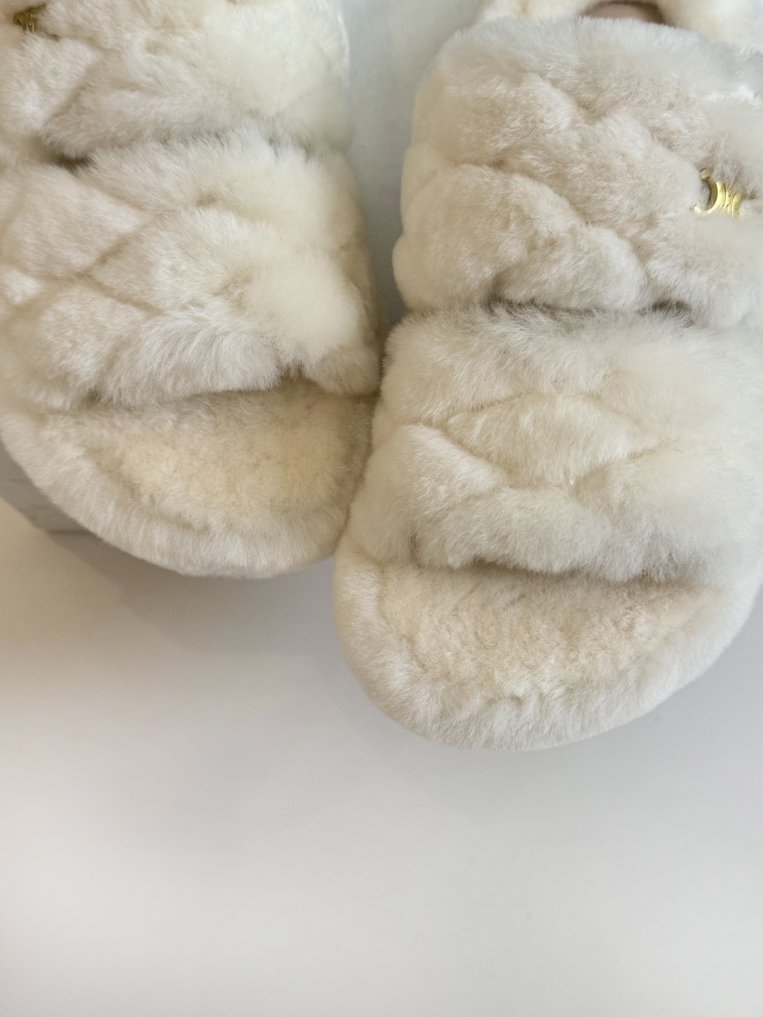 CELINE/塞琳 s𝐧𝐞𝐰秋冬新品夹脚厚底毛毛拖鞋💗这一季的赛琳又让我重新爱了它一次！这季节美鞋太多这