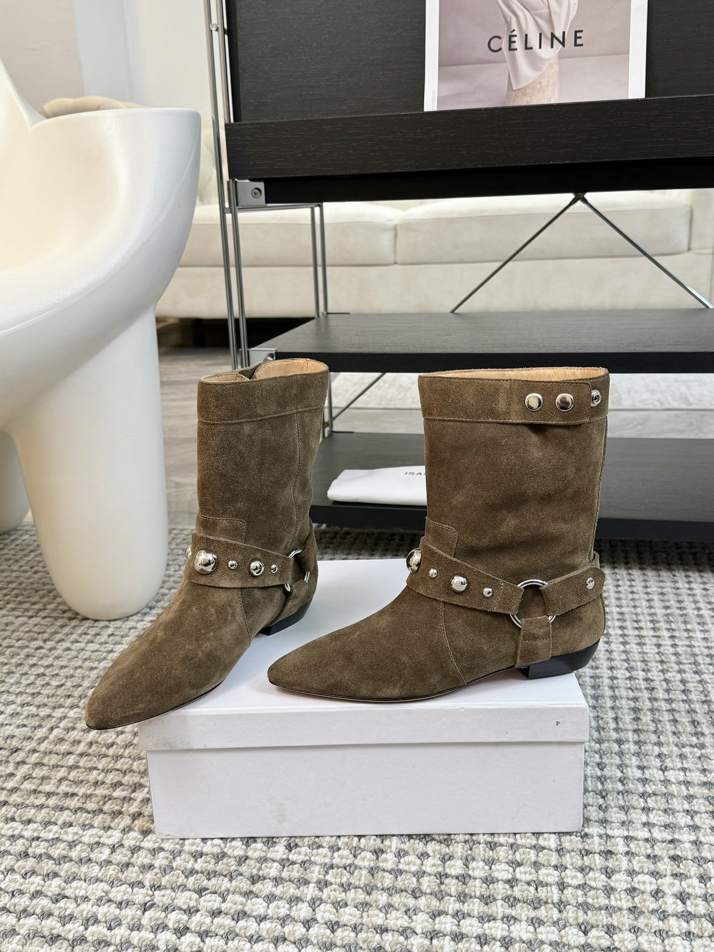  
ISABEL MARANT AW 秋冬经典复古短靴

西部风裸靴主宰 24SS秀场，牛仔靴无疑是历
