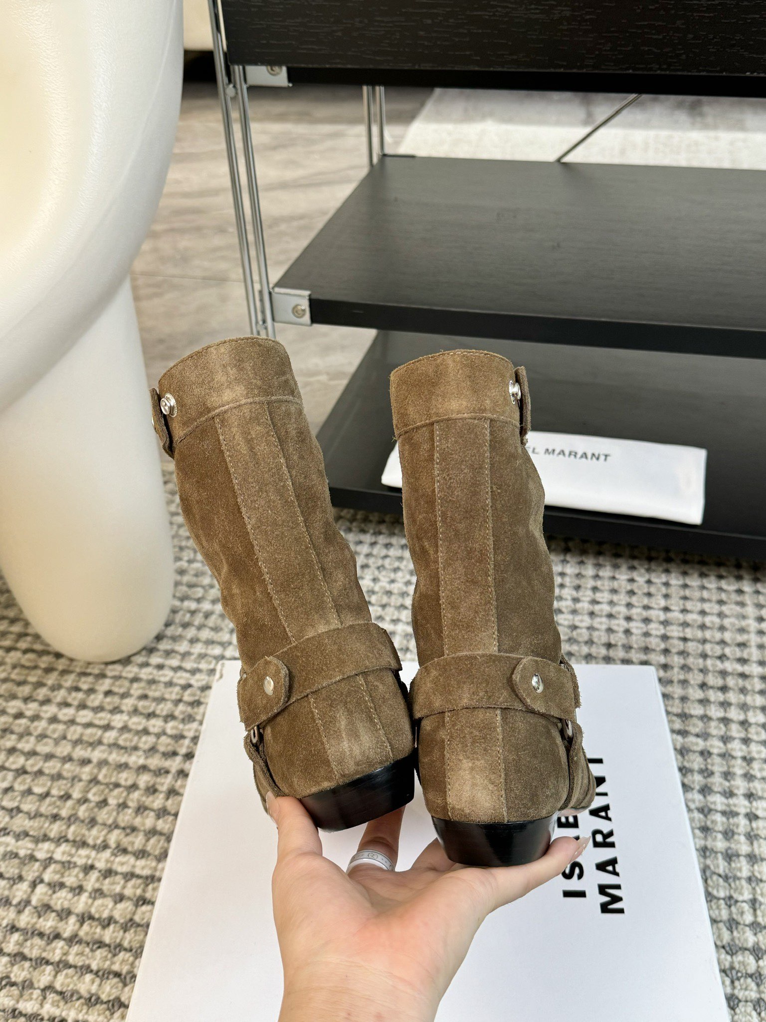   
ISABEL MARANT AW 秋冬经典复古短靴

西部风裸靴主宰 24SS秀场，牛仔靴无疑是历