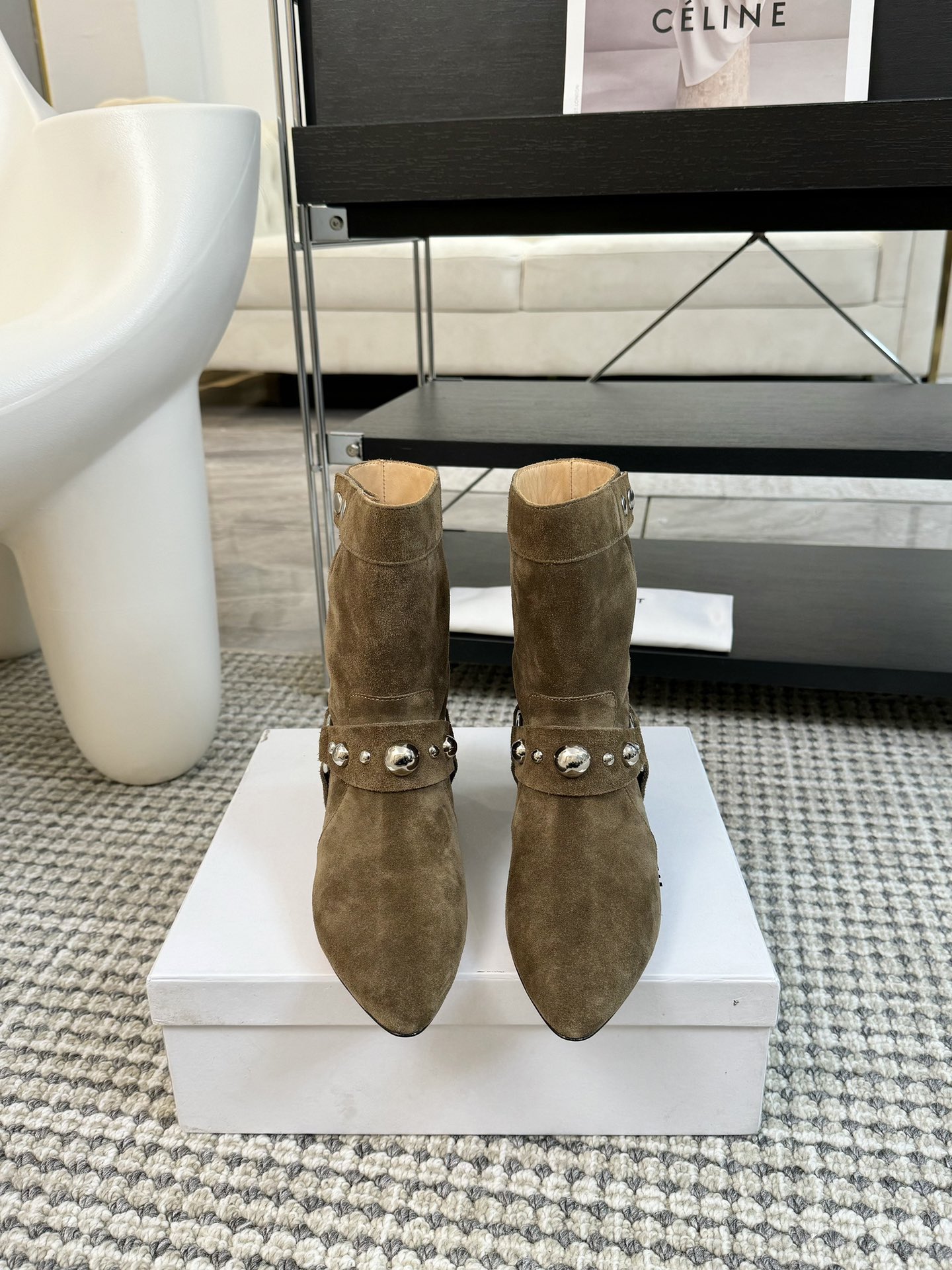   
ISABEL MARANT AW 秋冬经典复古短靴

西部风裸靴主宰 24SS秀场，牛仔靴无疑是历