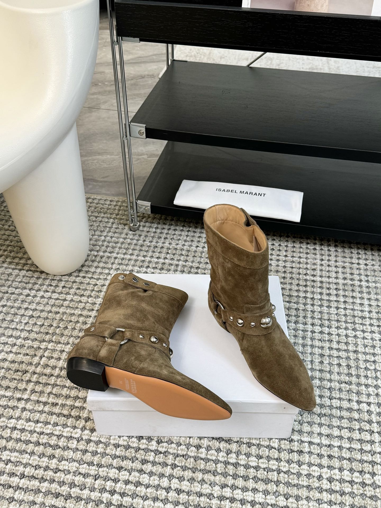   
ISABEL MARANT AW 秋冬经典复古短靴

西部风裸靴主宰 24SS秀场，牛仔靴无疑是历