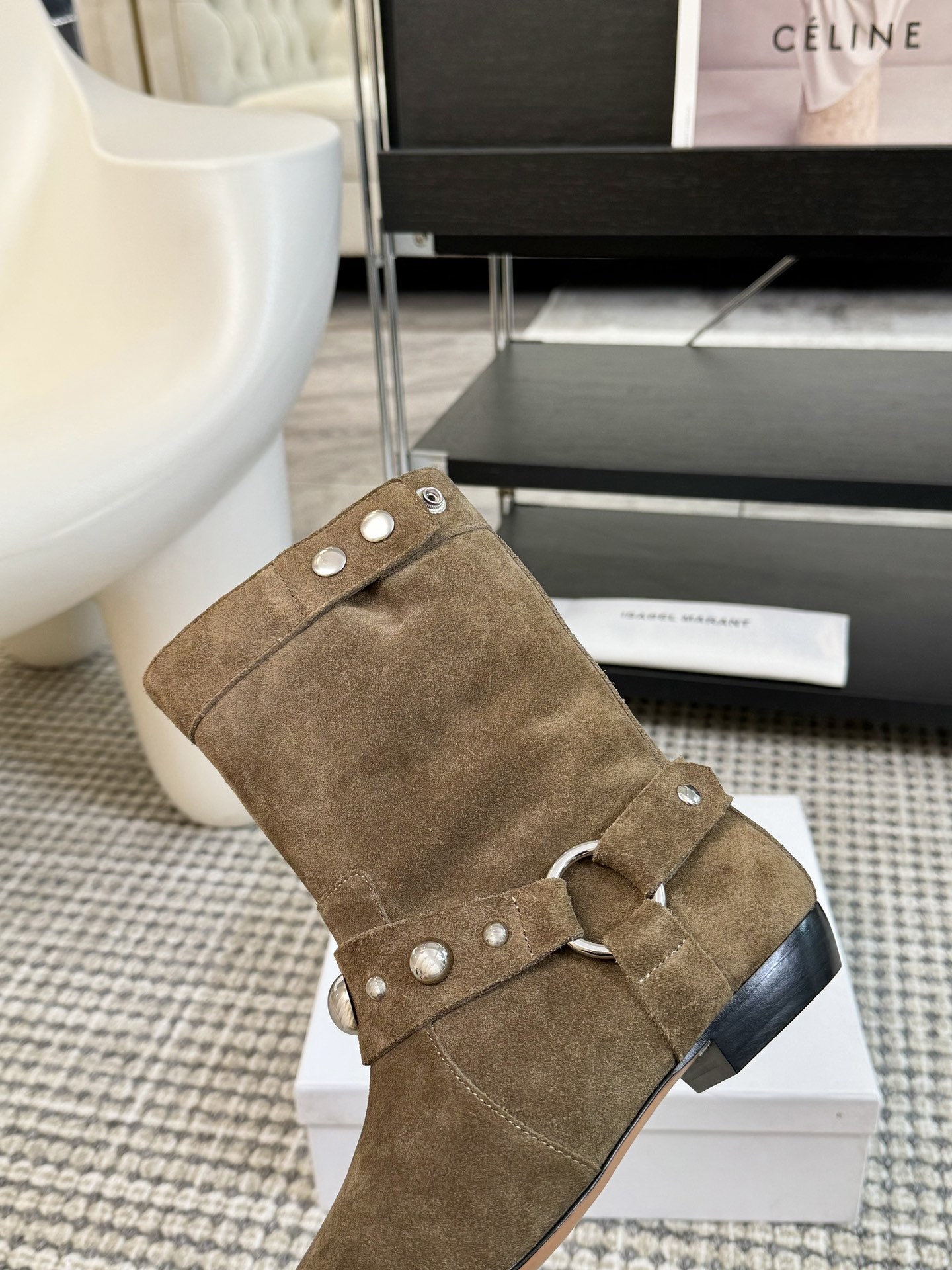   
ISABEL MARANT AW 秋冬经典复古短靴

西部风裸靴主宰 24SS秀场，牛仔靴无疑是历