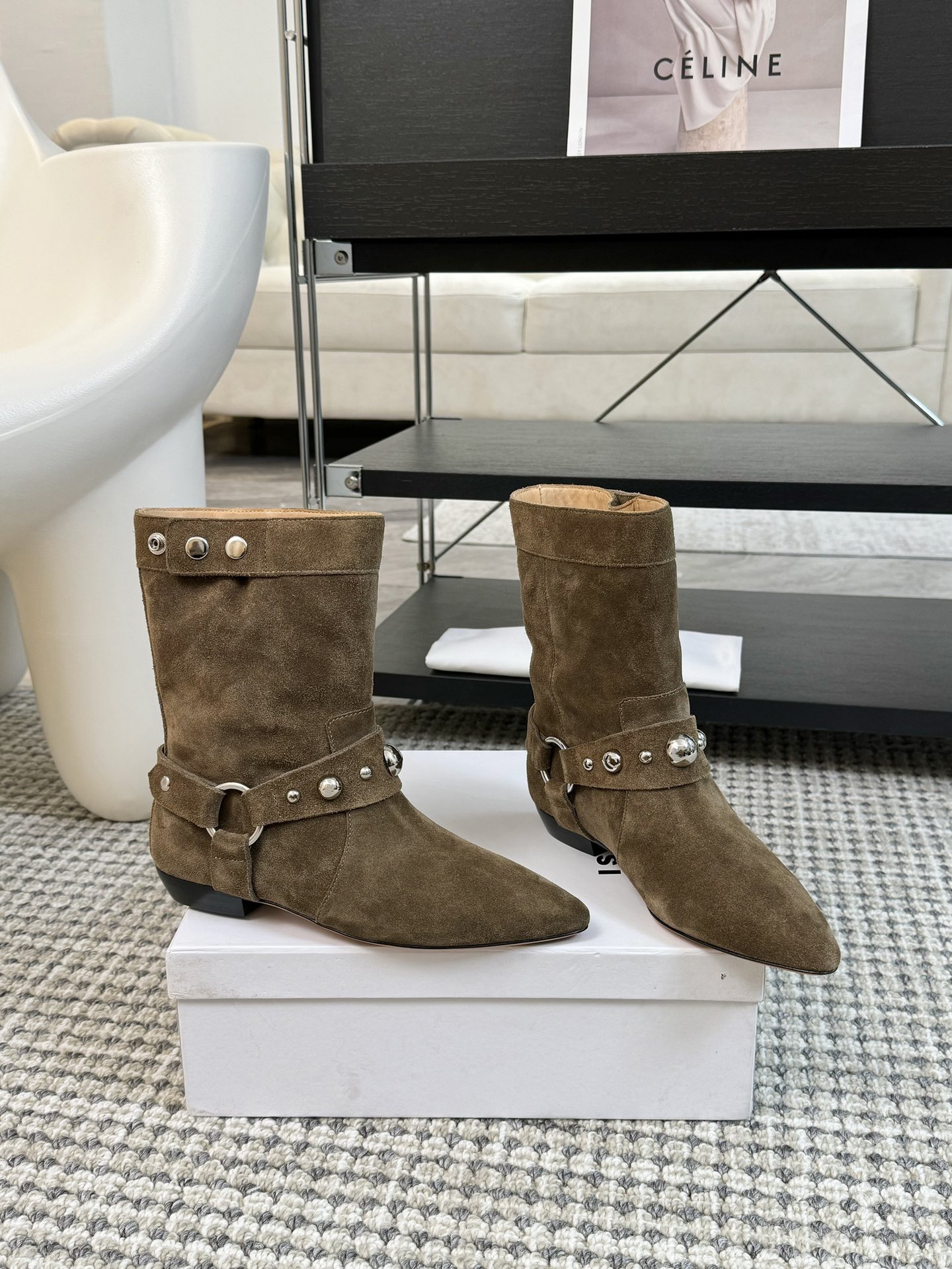   
ISABEL MARANT AW 秋冬经典复古短靴

西部风裸靴主宰 24SS秀场，牛仔靴无疑是历