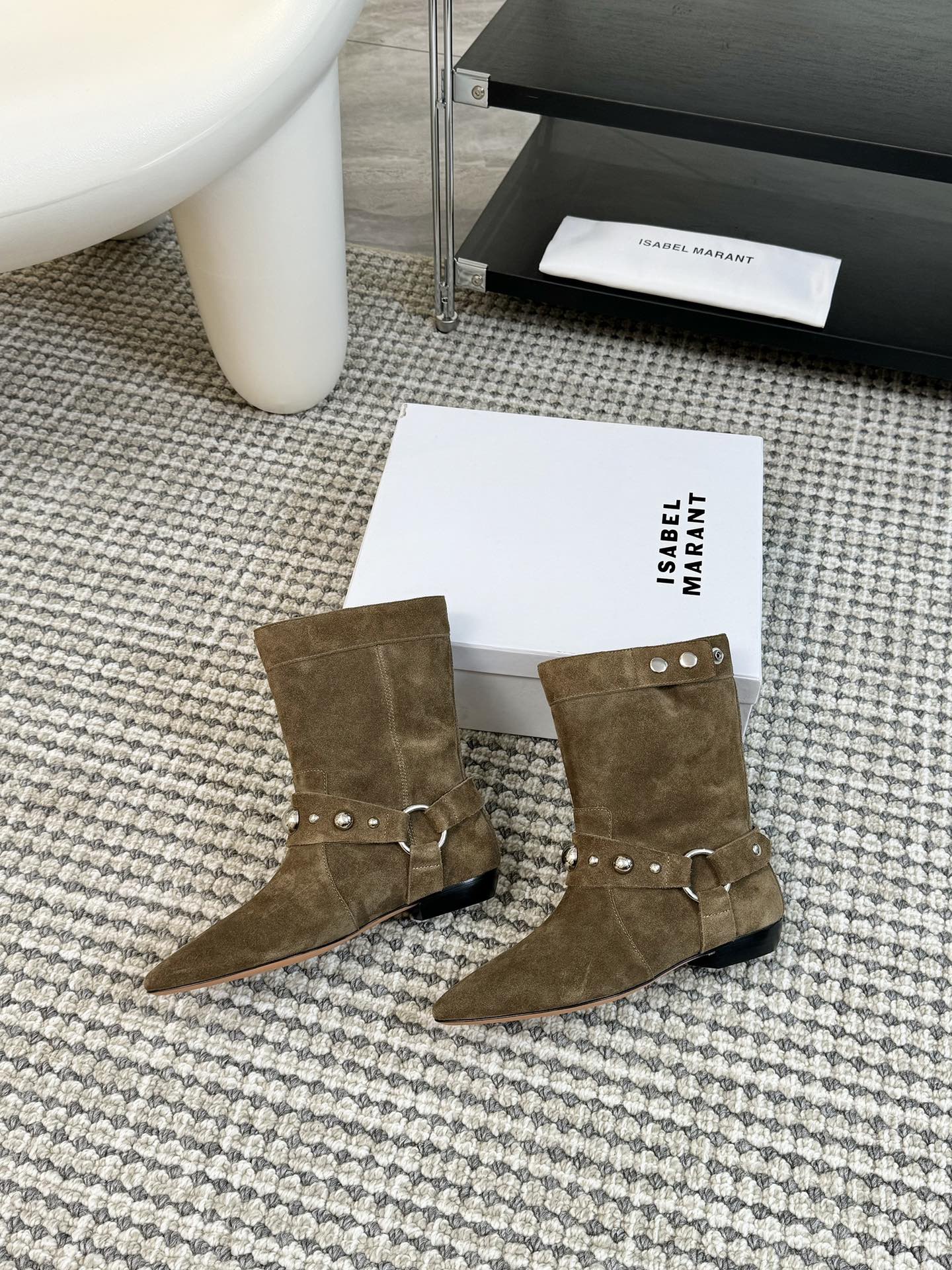   
ISABEL MARANT AW 秋冬经典复古短靴

西部风裸靴主宰 24SS秀场，牛仔靴无疑是历