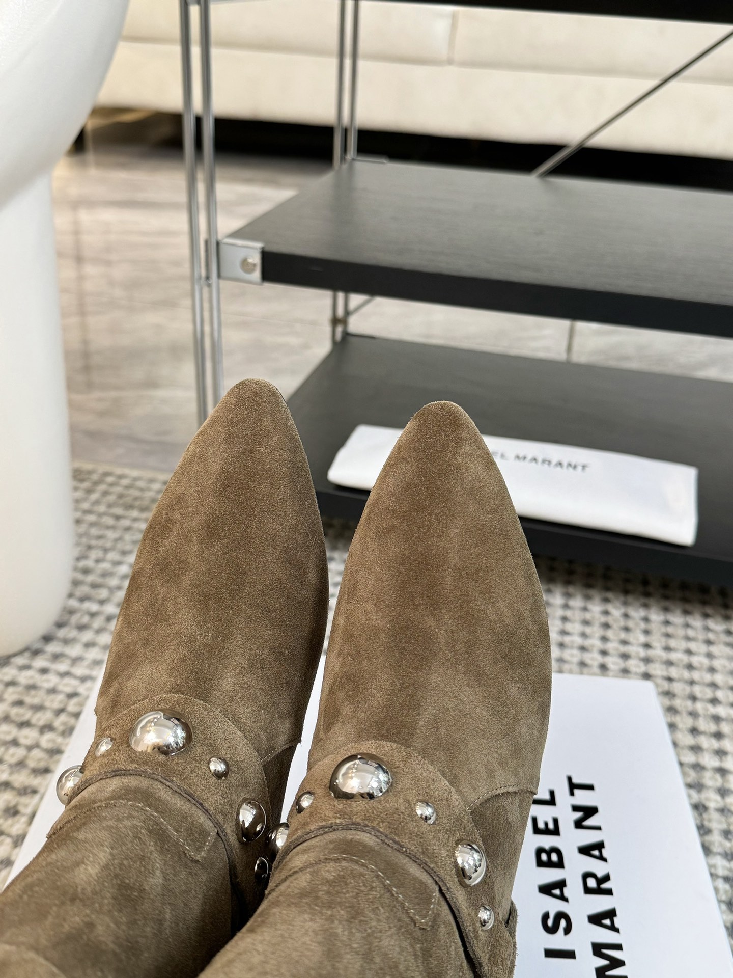   
ISABEL MARANT AW 秋冬经典复古短靴

西部风裸靴主宰 24SS秀场，牛仔靴无疑是历