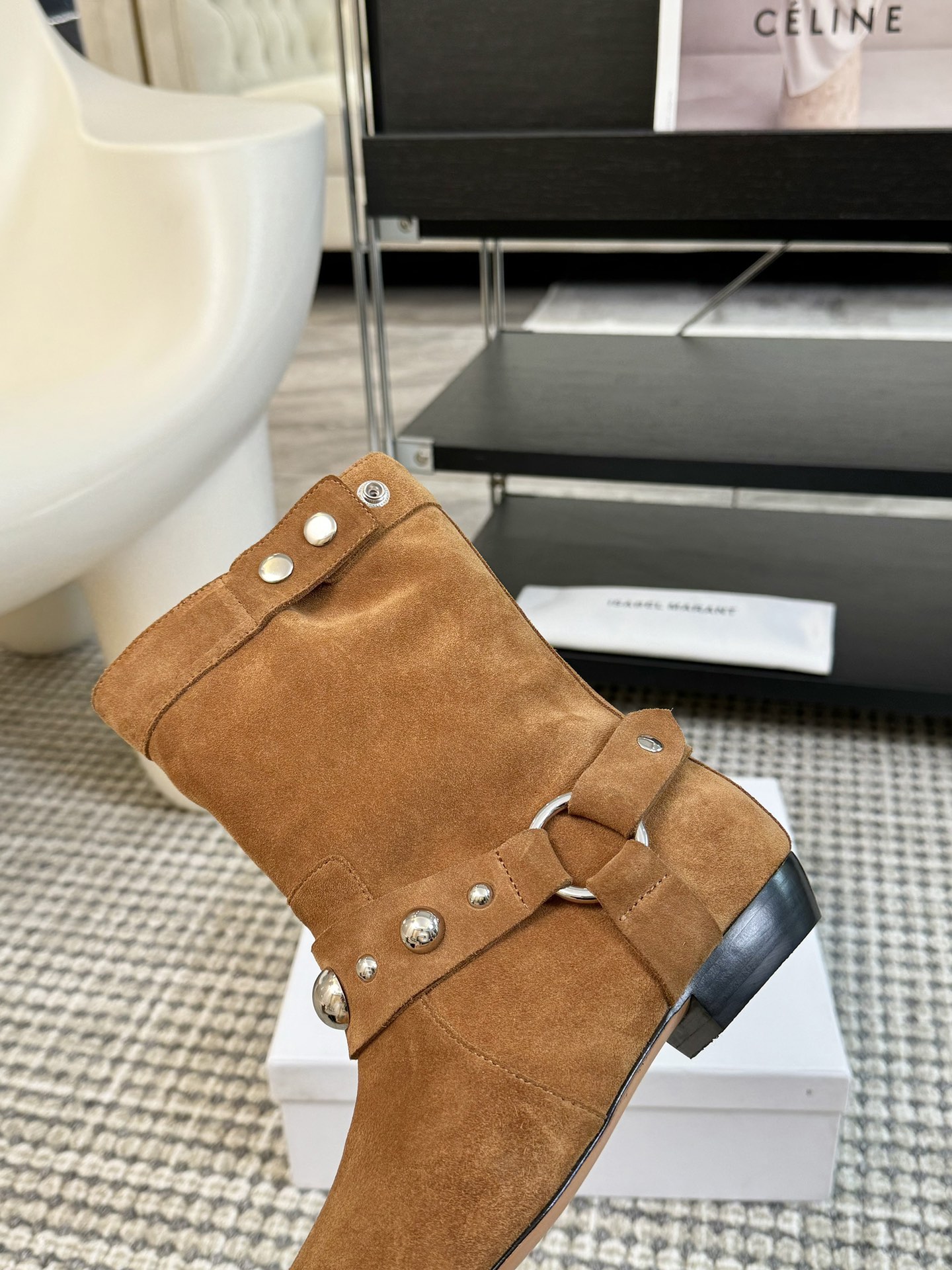  
ISABEL MARANT AW 秋冬经典复古短靴

西部风裸靴主宰 24SS秀场，牛仔靴无疑是历