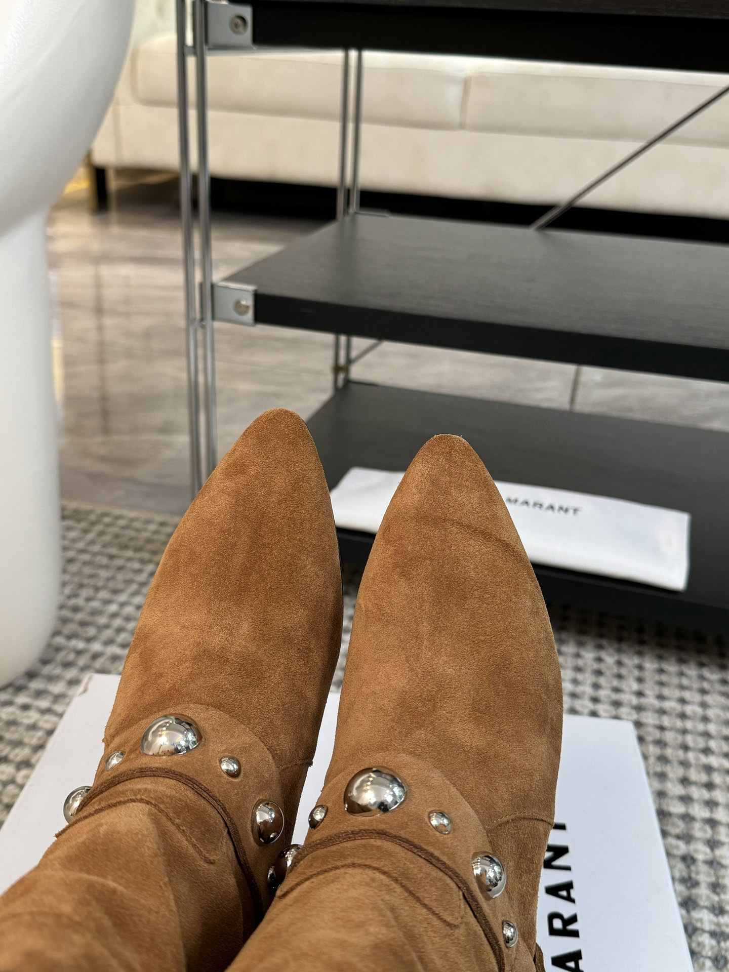  
ISABEL MARANT AW 秋冬经典复古短靴

西部风裸靴主宰 24SS秀场，牛仔靴无疑是历