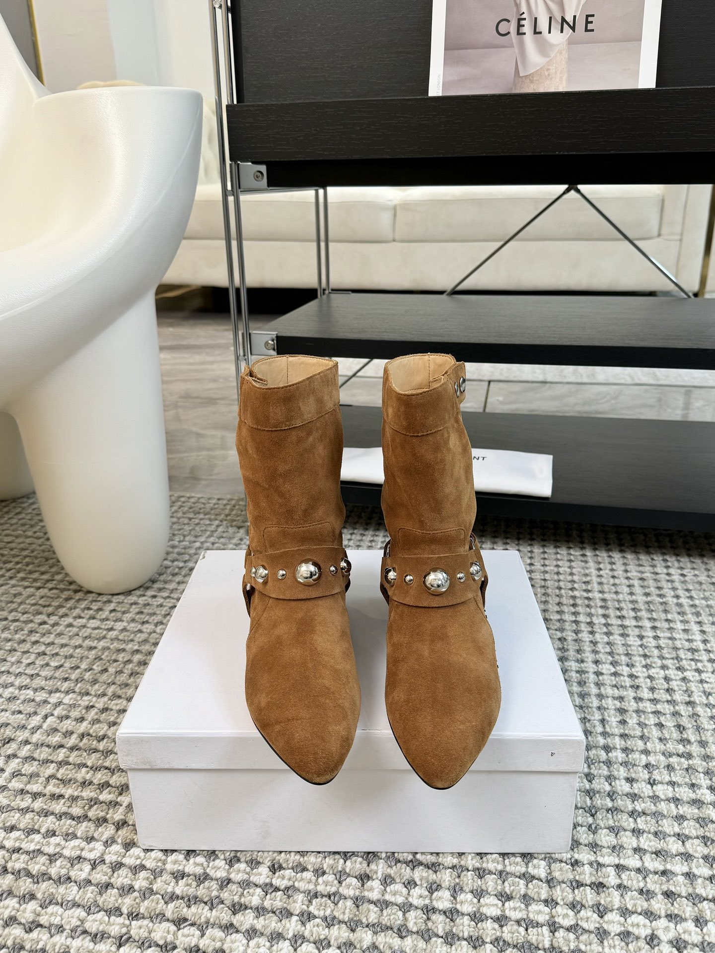  
ISABEL MARANT AW 秋冬经典复古短靴

西部风裸靴主宰 24SS秀场，牛仔靴无疑是历