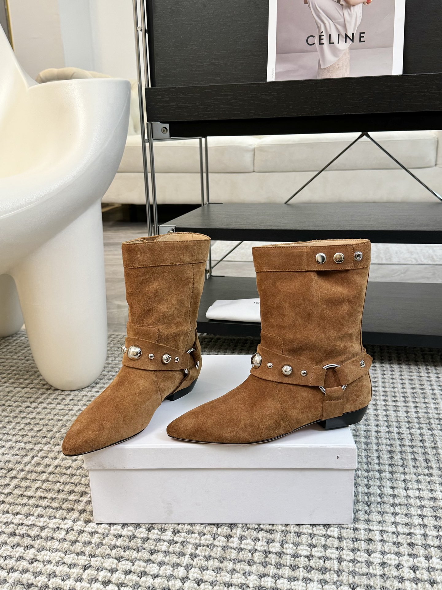   
ISABEL MARANT AW 秋冬经典复古短靴

西部风裸靴主宰 24SS秀场，牛仔靴无疑是历