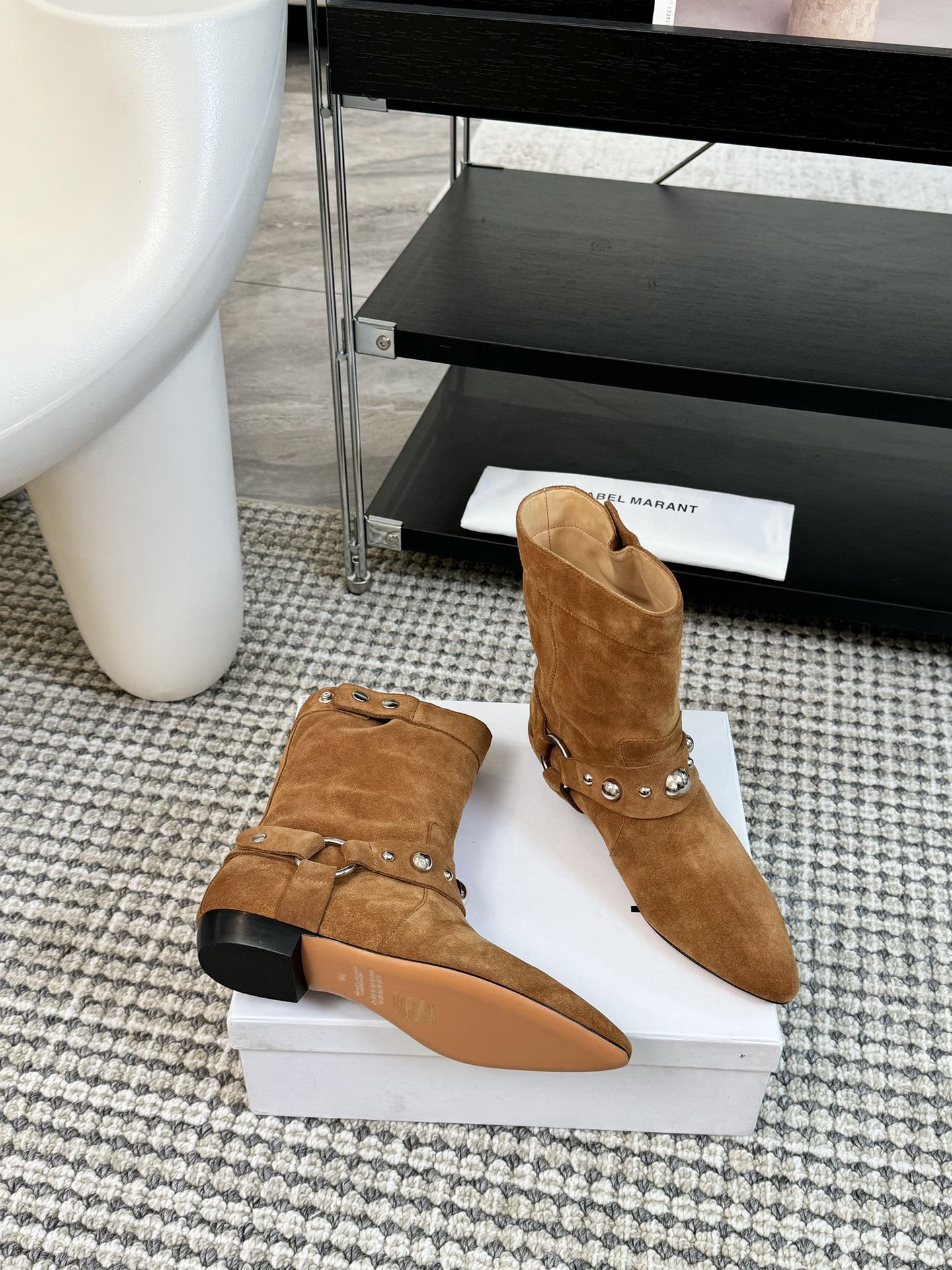   
ISABEL MARANT AW 秋冬经典复古短靴

西部风裸靴主宰 24SS秀场，牛仔靴无疑是历