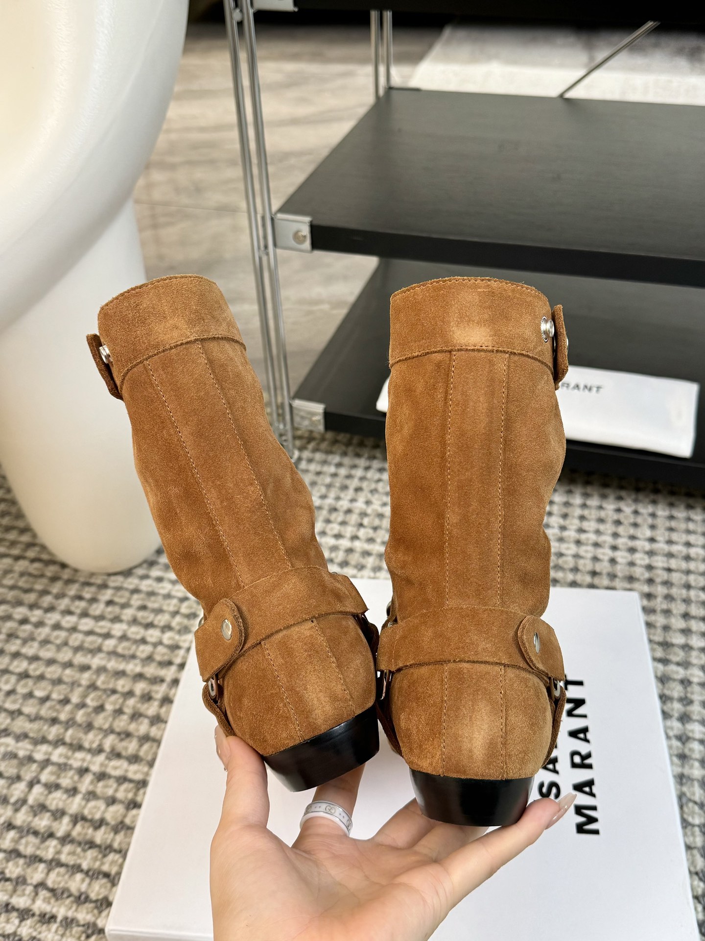   
ISABEL MARANT AW 秋冬经典复古短靴

西部风裸靴主宰 24SS秀场，牛仔靴无疑是历