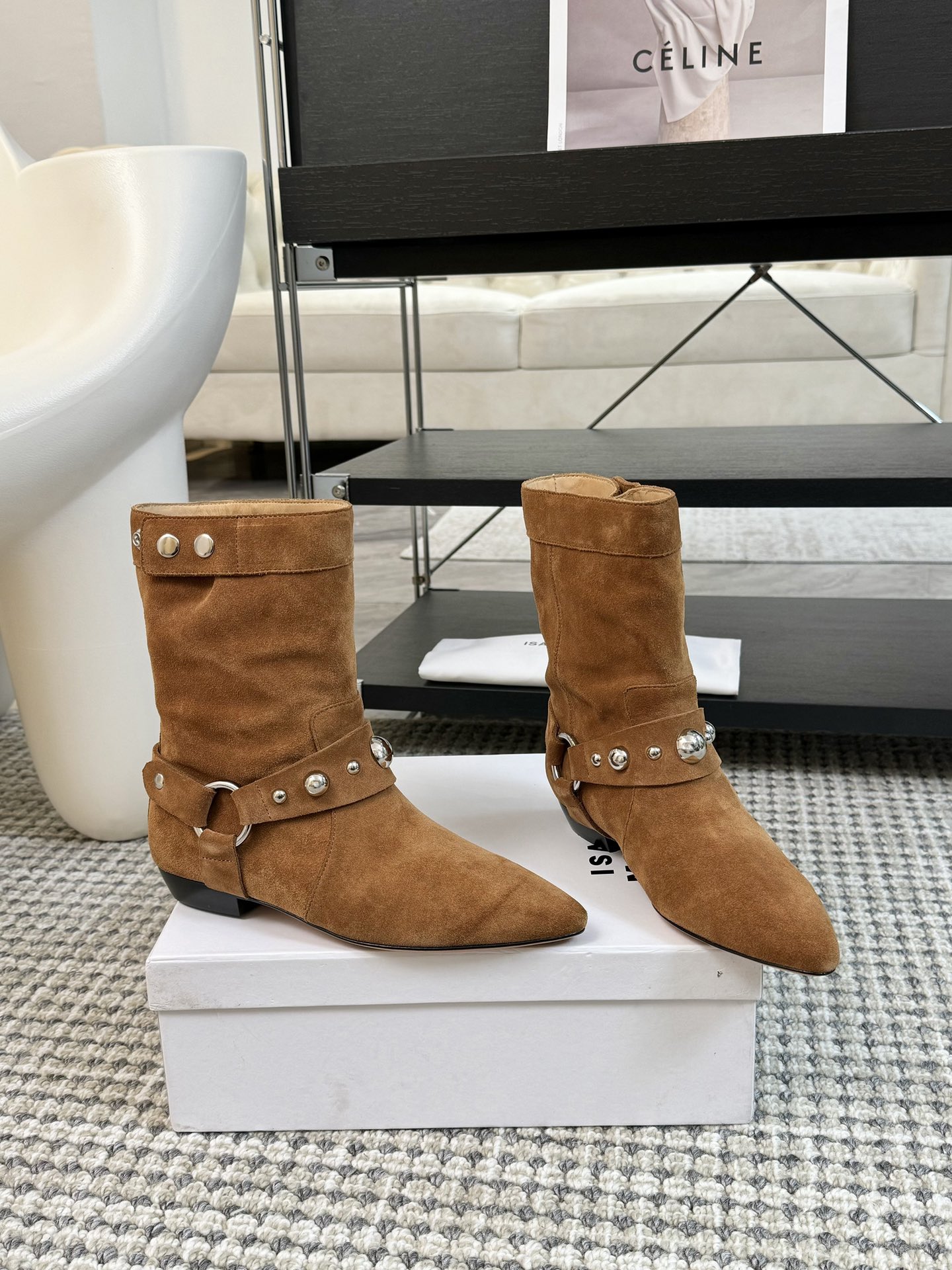   
ISABEL MARANT AW 秋冬经典复古短靴

西部风裸靴主宰 24SS秀场，牛仔靴无疑是历