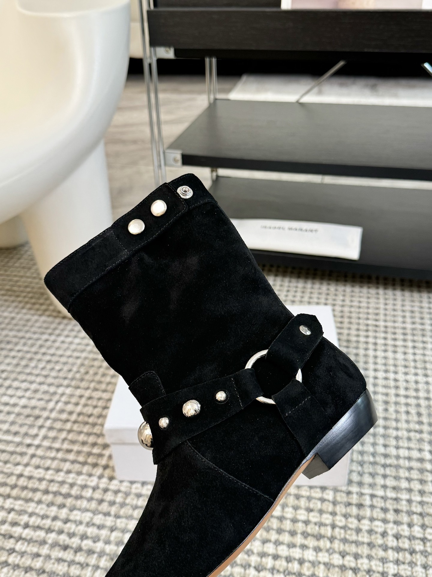   
ISABEL MARANT AW 秋冬经典复古短靴

西部风裸靴主宰 24SS秀场，牛仔靴无疑是历