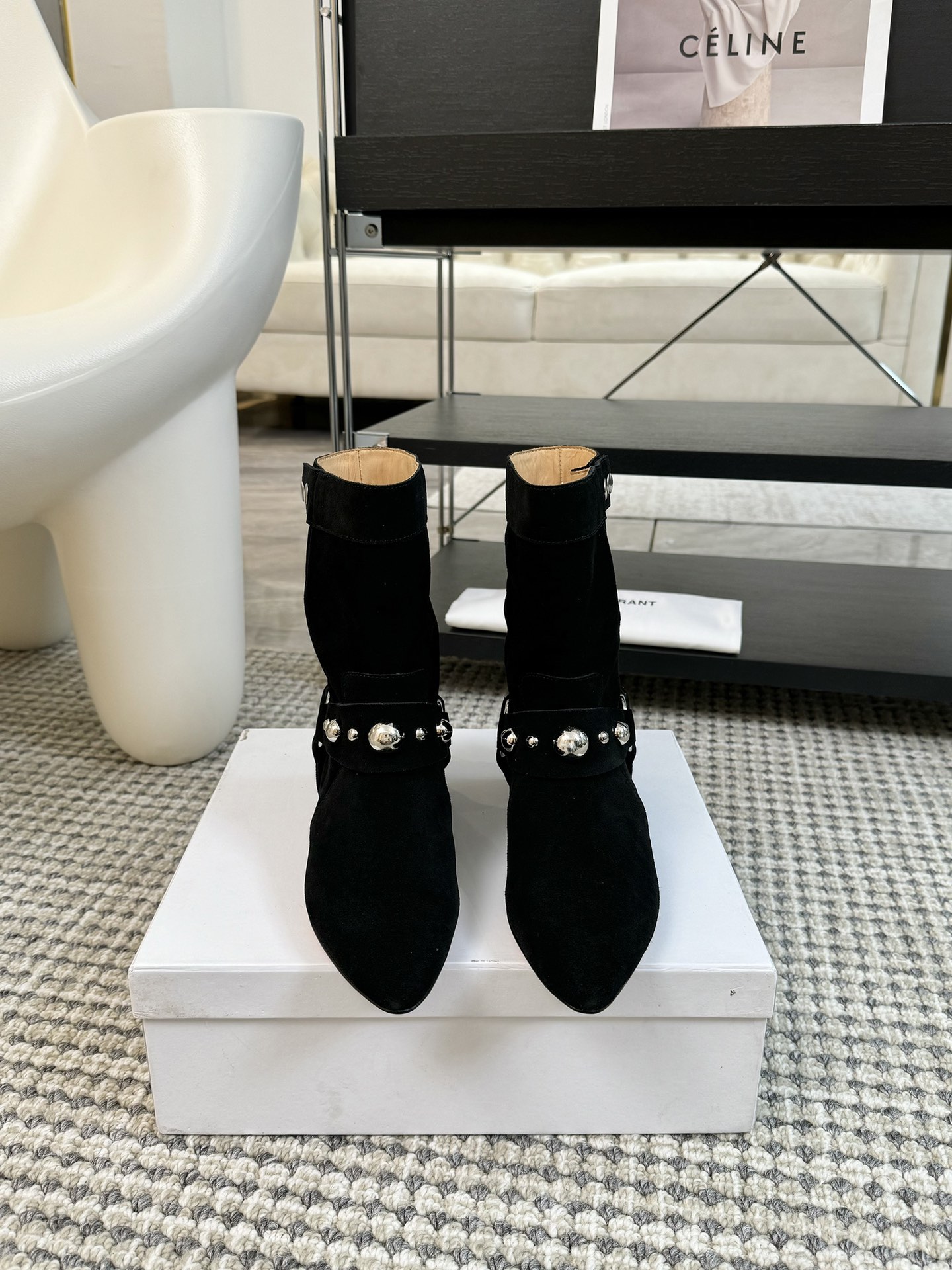   
ISABEL MARANT AW 秋冬经典复古短靴

西部风裸靴主宰 24SS秀场，牛仔靴无疑是历